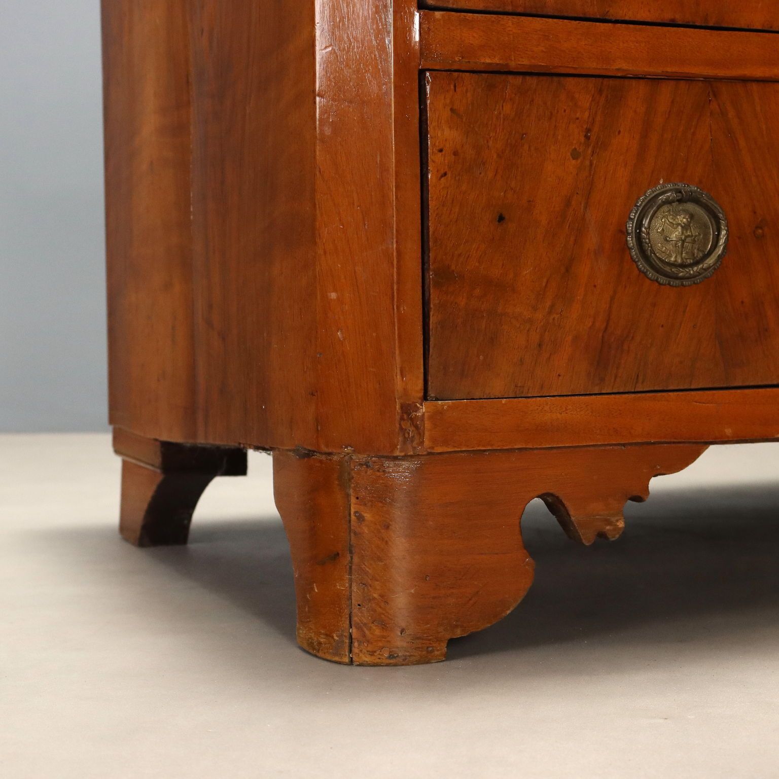 Commode en noyer avec marqueterie centrale, début du XXe siècle photo buy