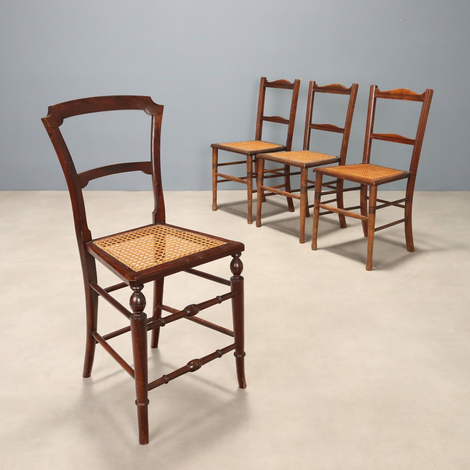 Ensemble de chaises en acajou à assises en paille de Vienne