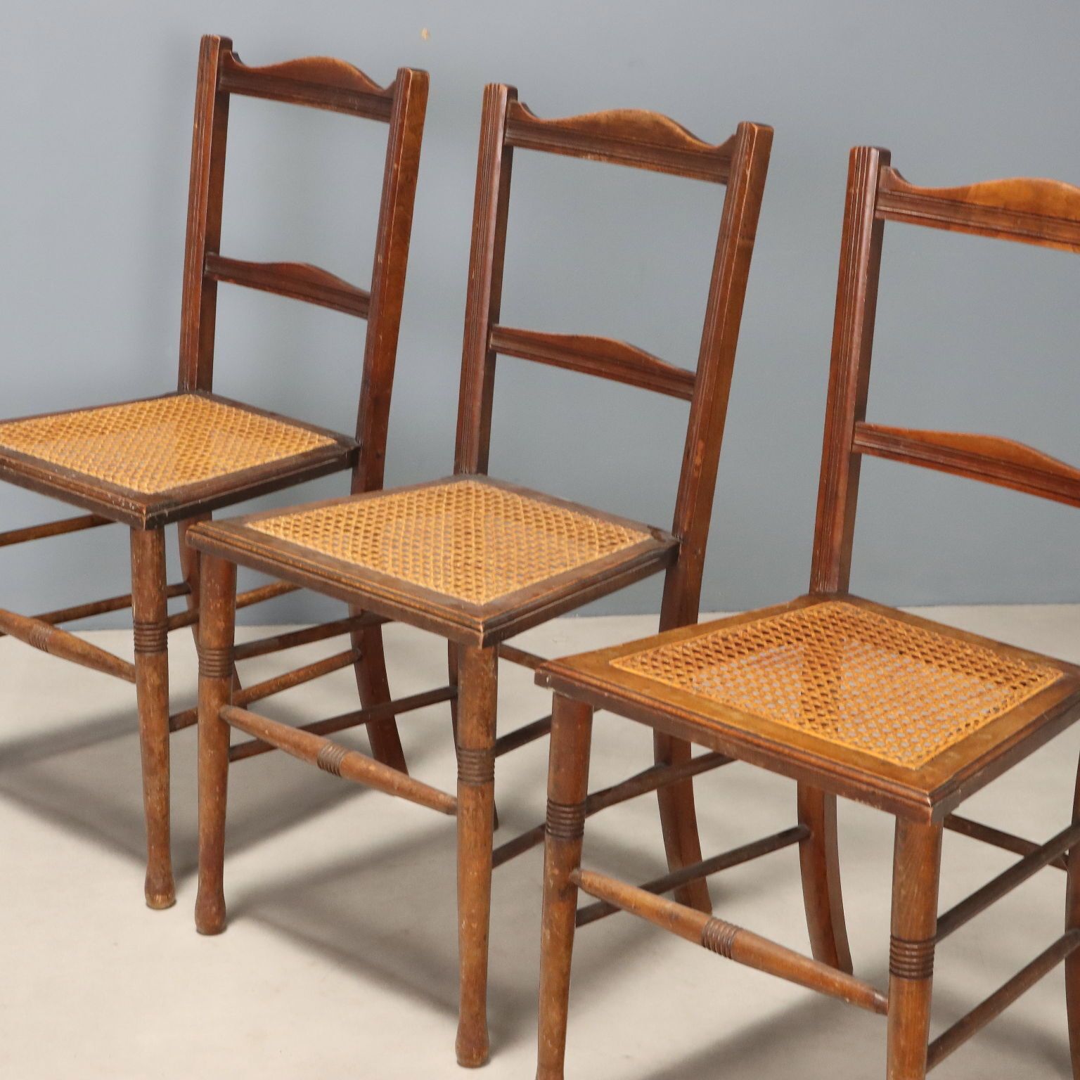 Ensemble de chaises en acajou à assises en paille de Vienne photo for sale