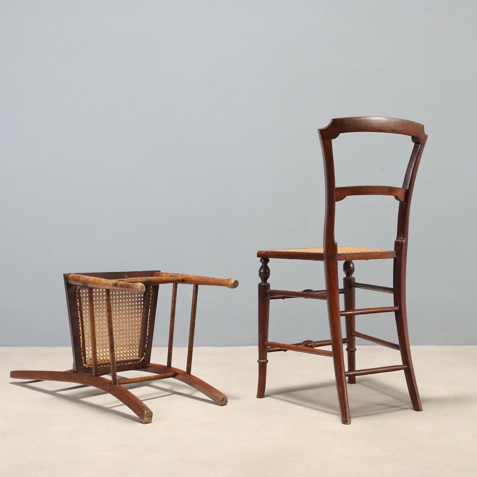 Ensemble de chaises en acajou à assises en paille de Vienne photo vintage