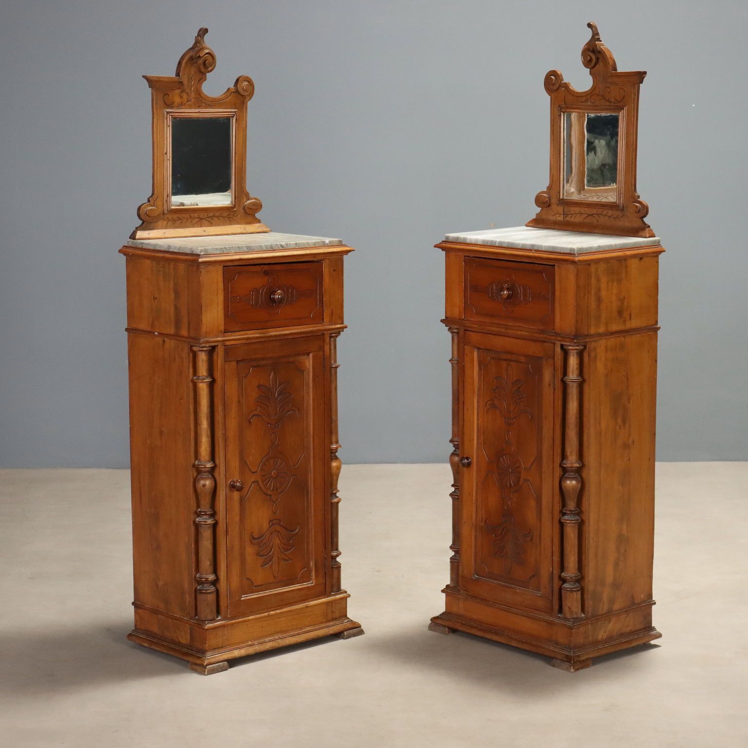 Paire de tables de chevet en noyer