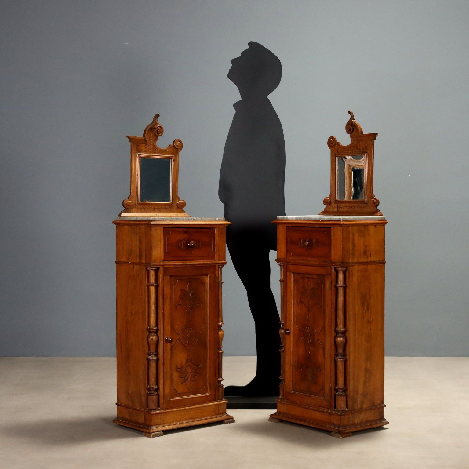 Paire de tables de chevet en noyer photo furniture