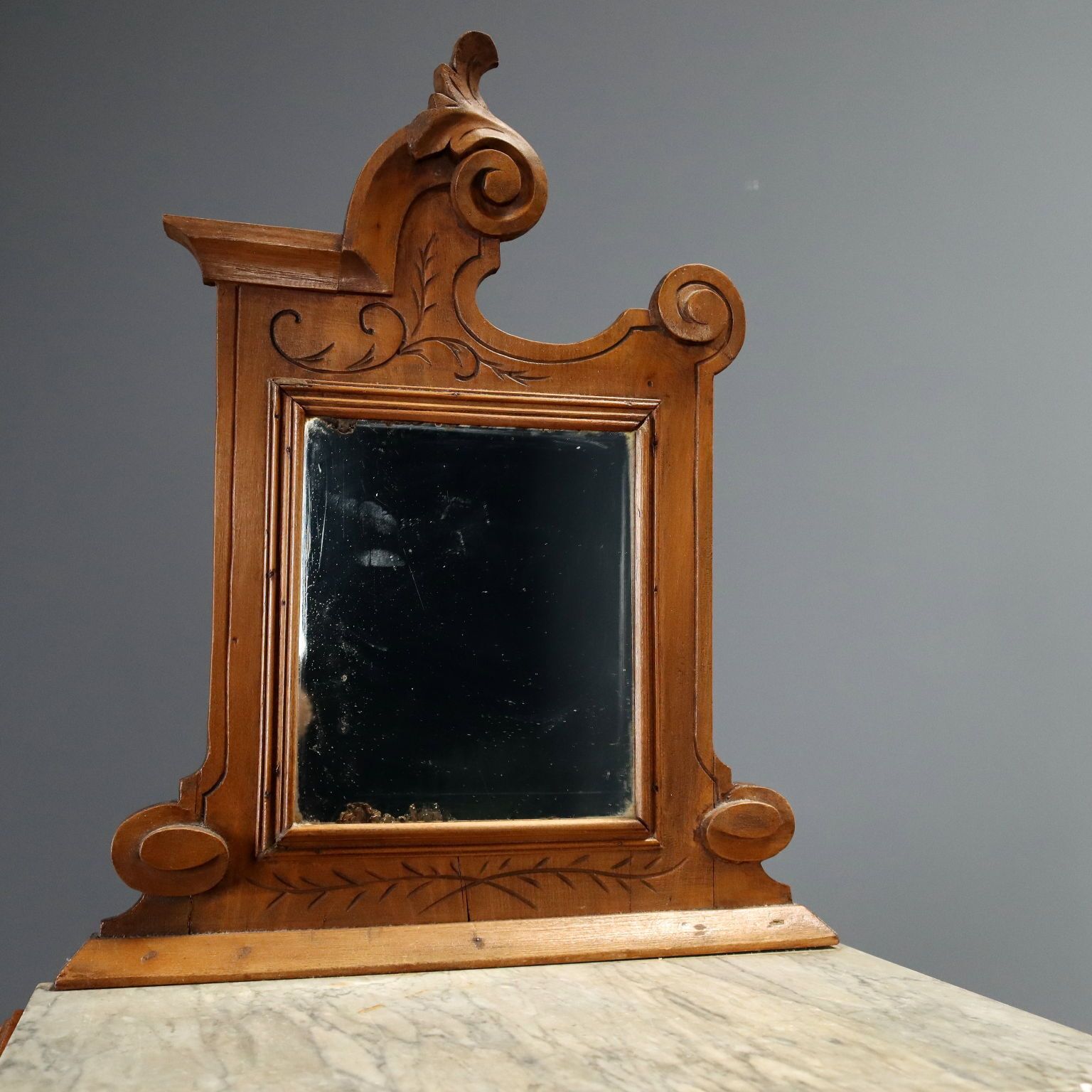 Paire de tables de chevet en noyer photo vinterior
