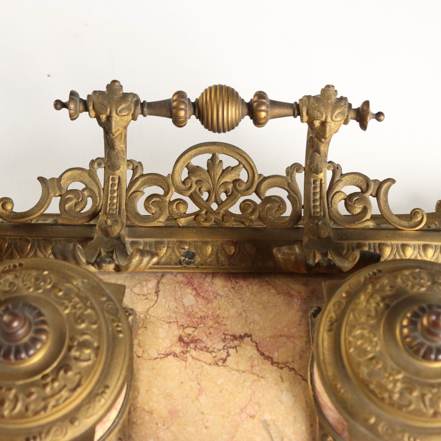 Encrier double d'époque en bronze et marbre rose, Europe, XIXe siècle photo vintage
