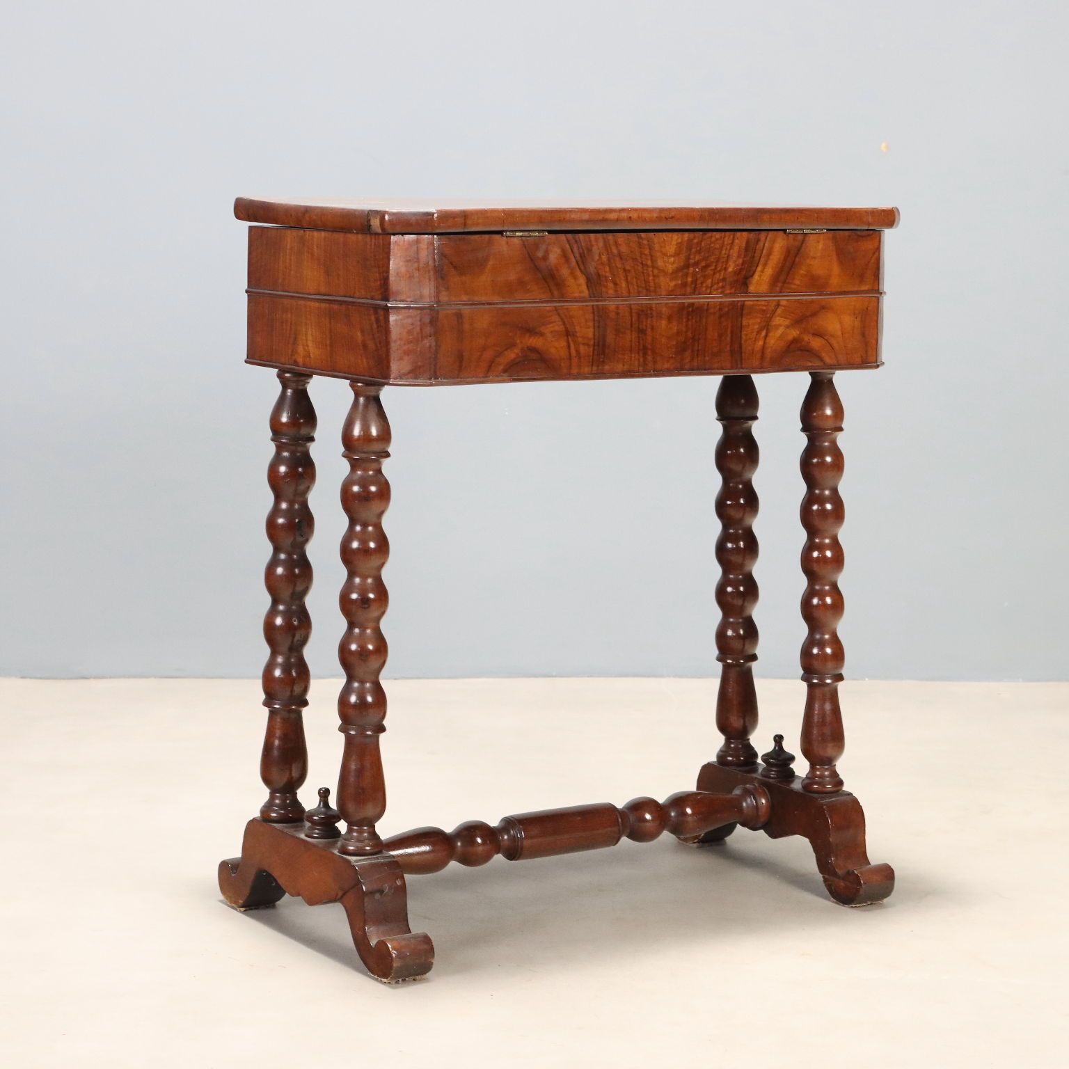 photo for sale Petite table Louis-Philippe en noyer, Italie, XIXe siècle