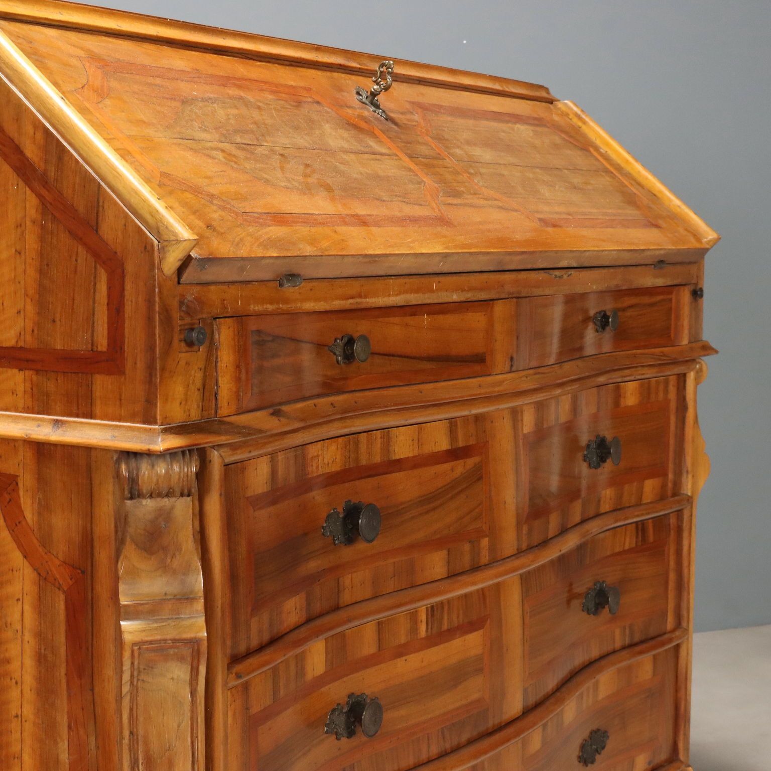 Bureau de style noyer avec incrustation de cerisier photo Mobilier