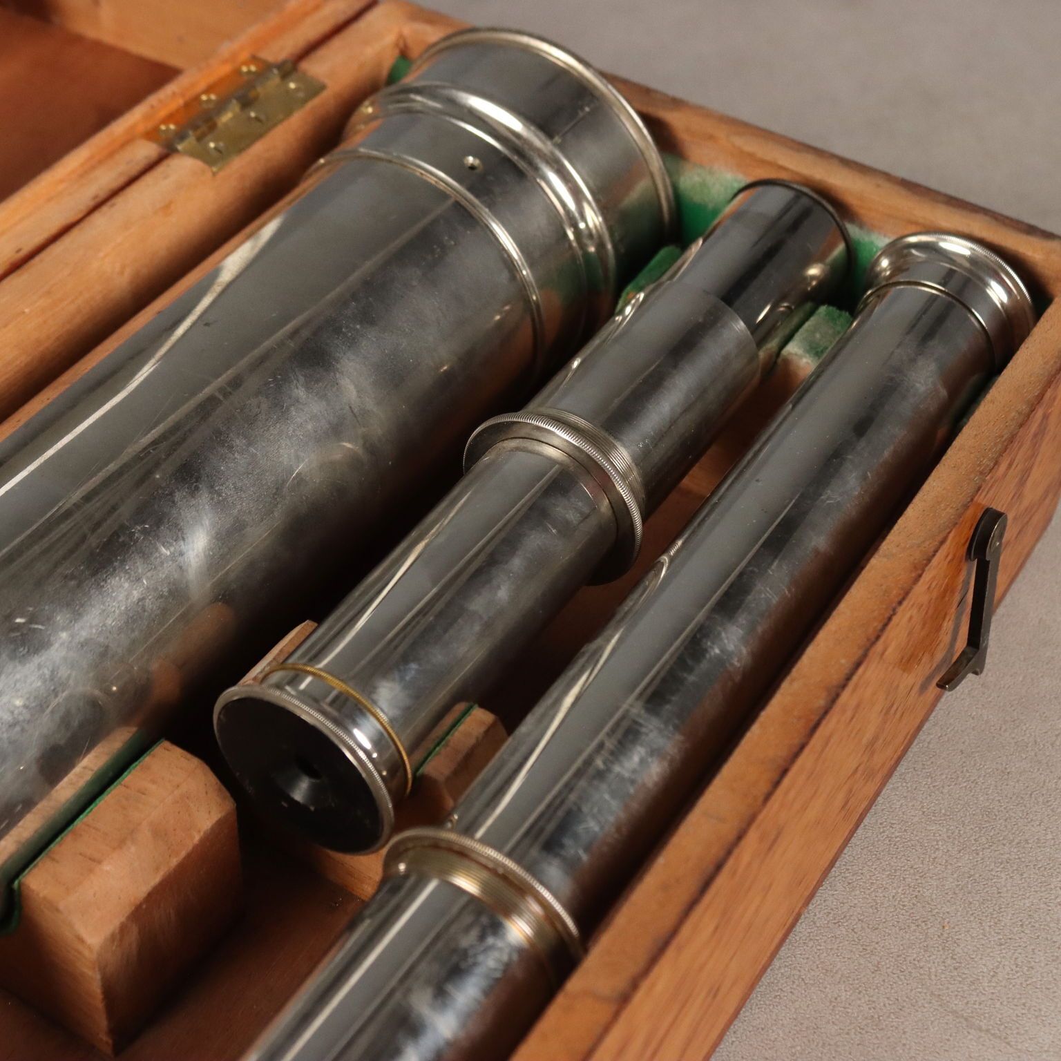 photo furniture Télescope terrestre Salmoiraghi Milano avec coffret en bois