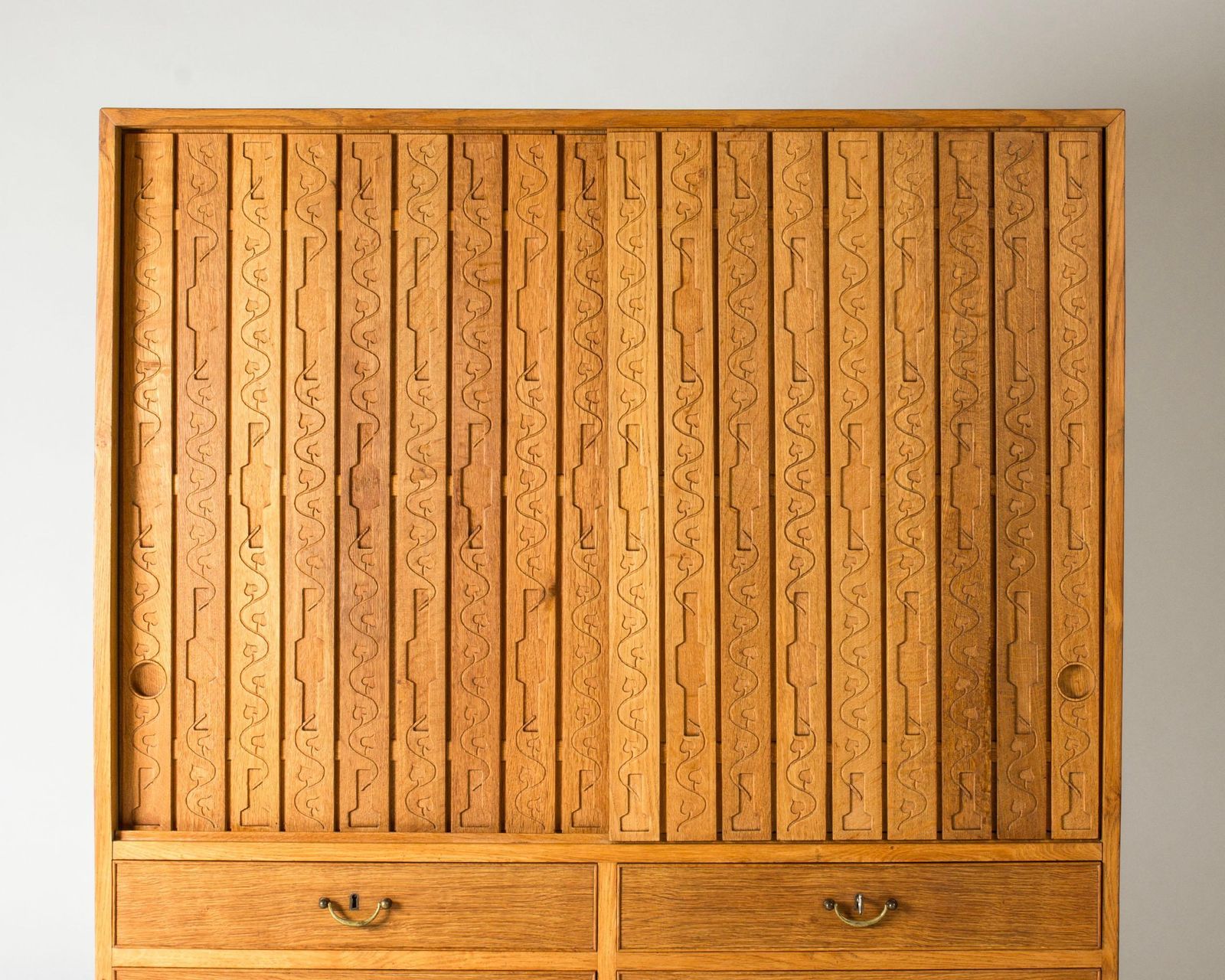 Scandinavian Modern eikenhouten kast, Hans J. Wegner, Mikael Laursen, Denemarken, jaren 1950 photo for sale