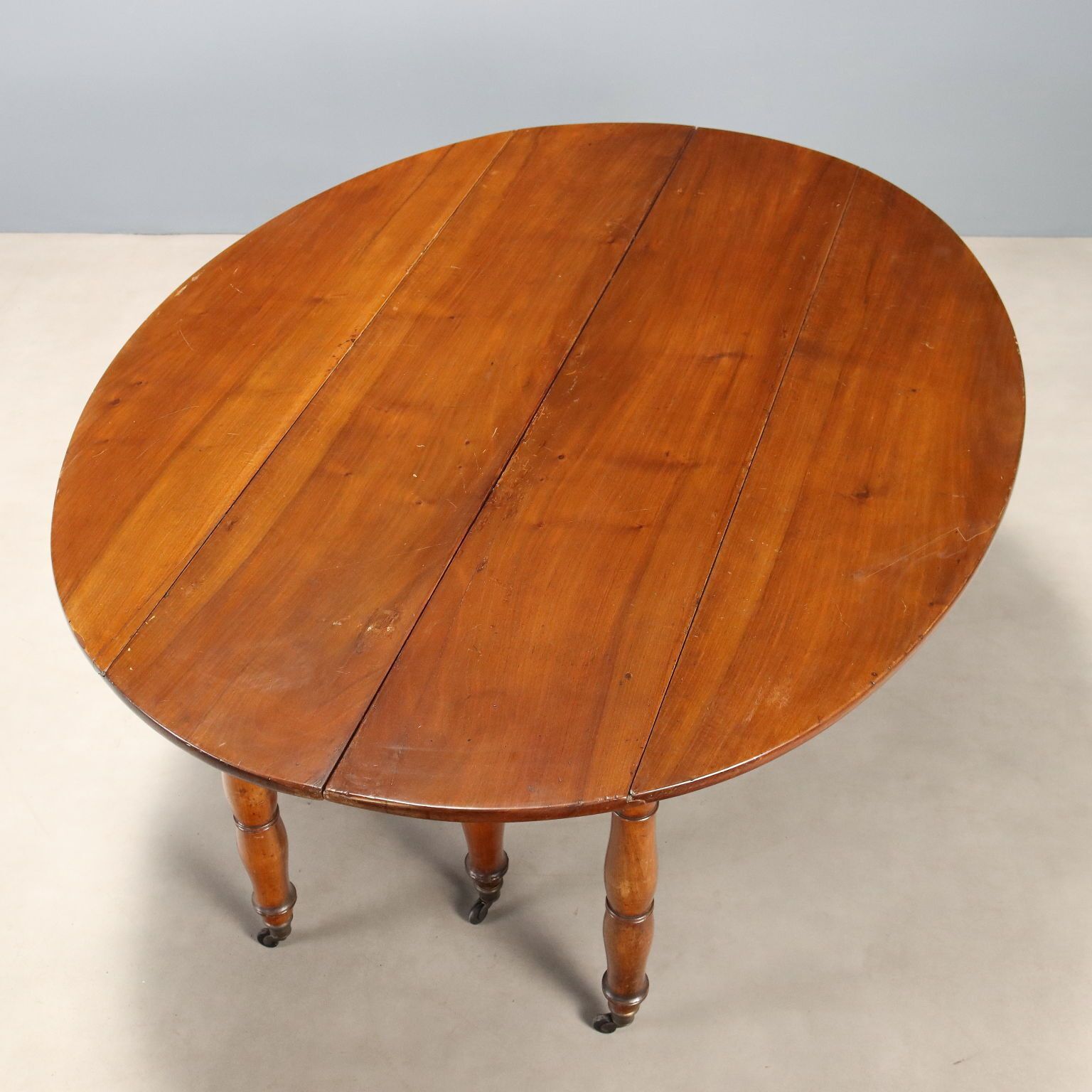 photo furniture Table d'époque extensible en noyer, Italie, XIXe siècle