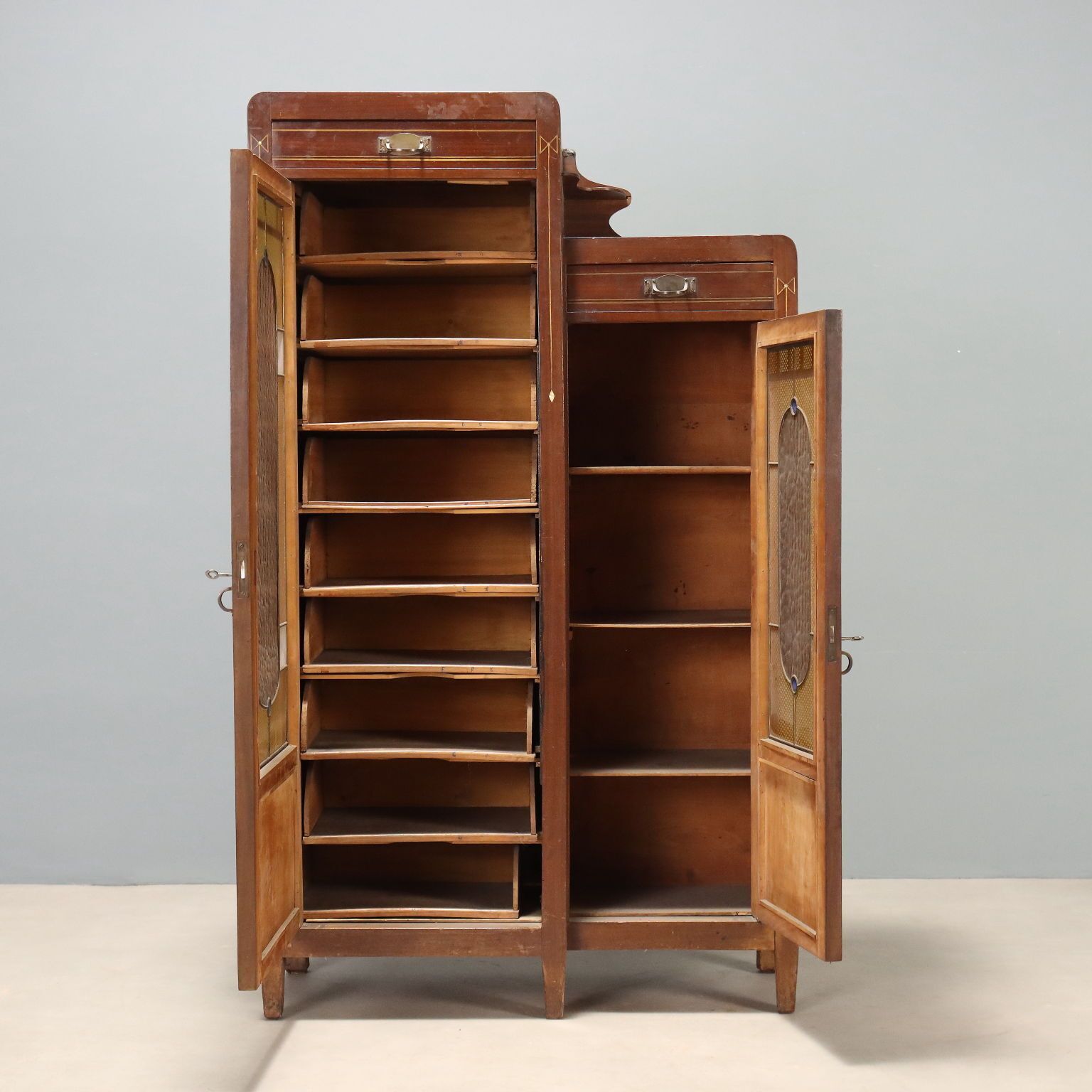 Cabinet de bureau en acajou à vitraux photo for sale