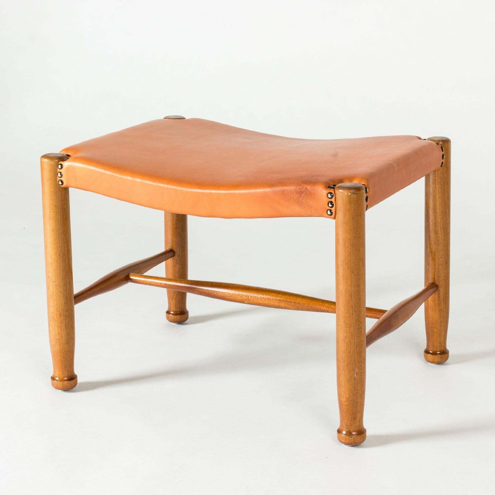 Tabourets mid-century modern en cuir, Josef Frank pour Svenskt Tenn, Suède, années 1950 photo vintage