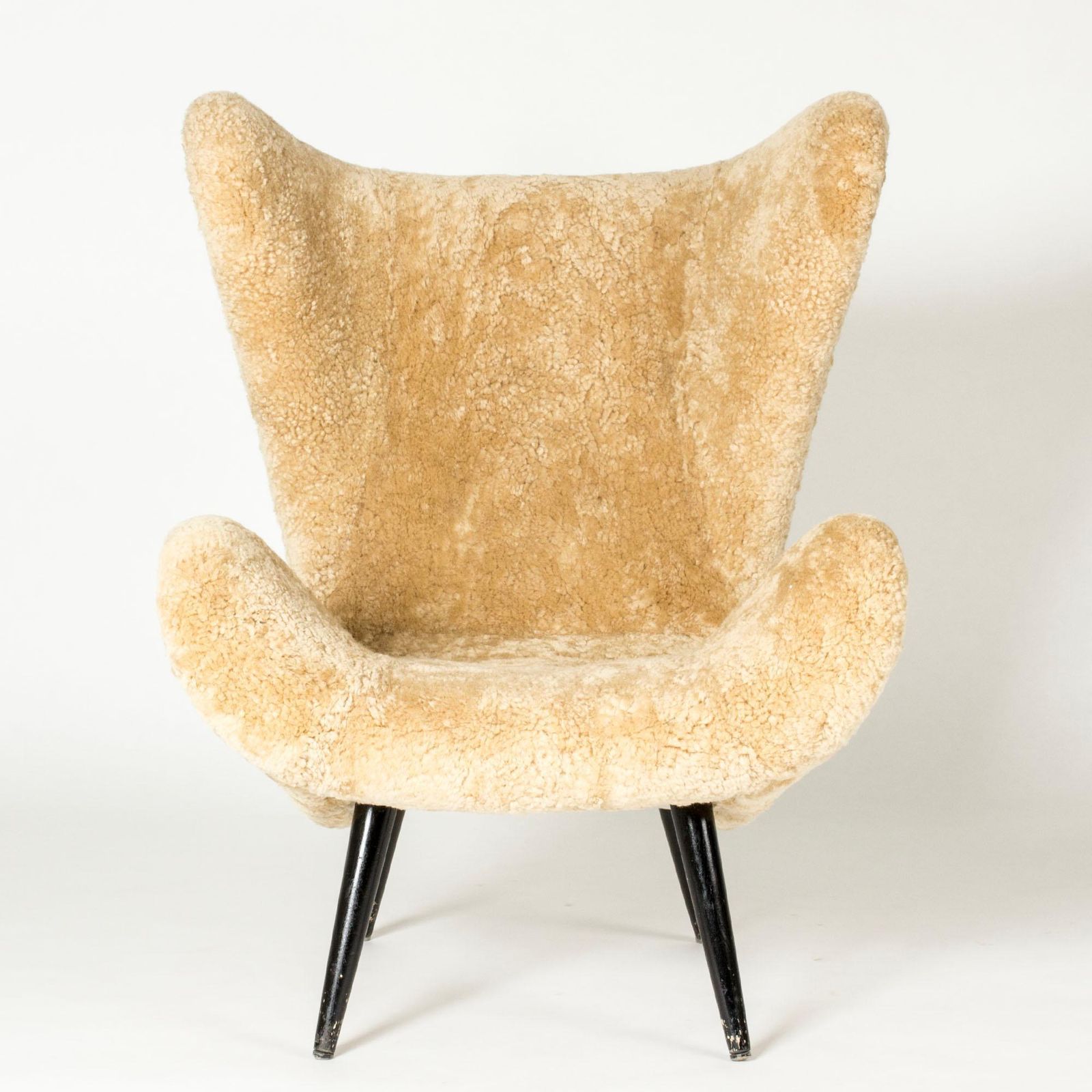 Zweedse Modern fauteuil, schapenvachtbekleding, houten poten, ca. jaren 1950 photo furniture