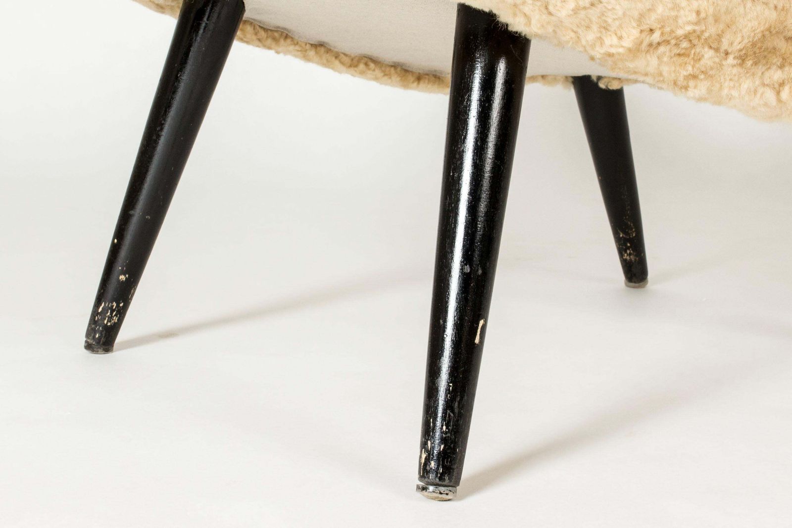 Zweedse Modern fauteuil, schapenvachtbekleding, houten poten, ca. jaren 1950 photo buy