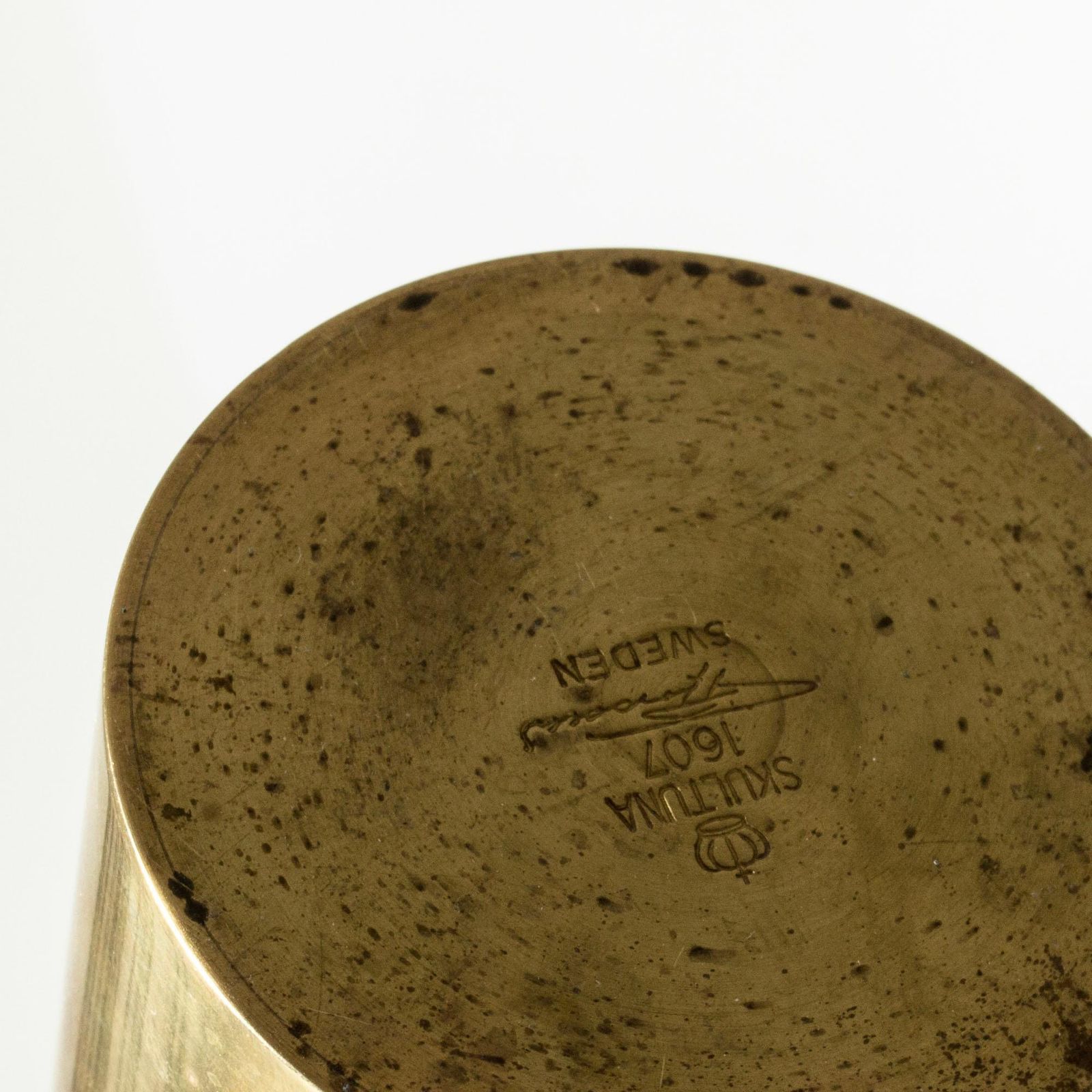 Vase moderniste en laiton par Pierre Forssell pour Skultuna, Suède photo vinterior