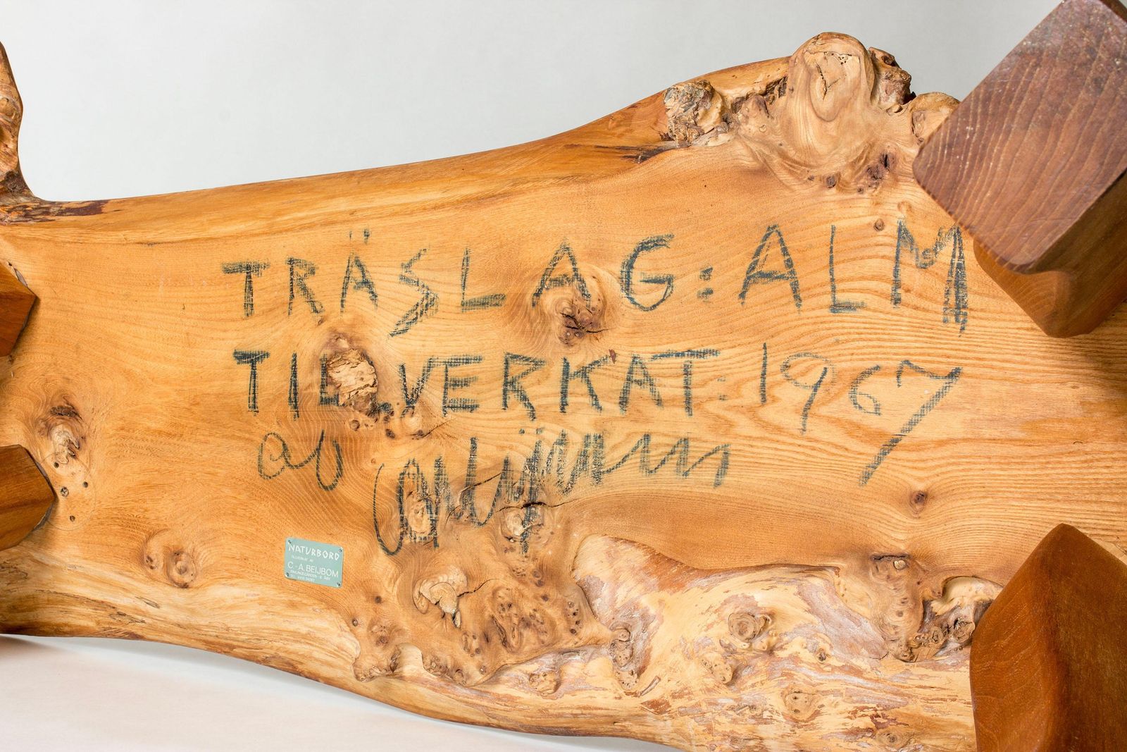 Organische salontafel met live edge in iepenhout, Carl Axel Beijbom, Zweden, 1967 photo vintage