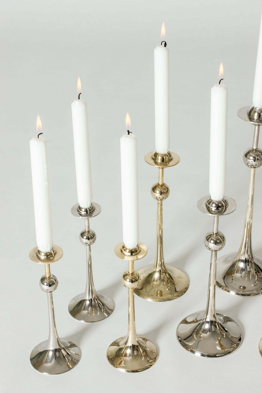 Ensemble mid-century de 14 bougeoirs en laiton argenté « Saturnus » par Kjell Engman, Suède, 1979 photo 4234.0