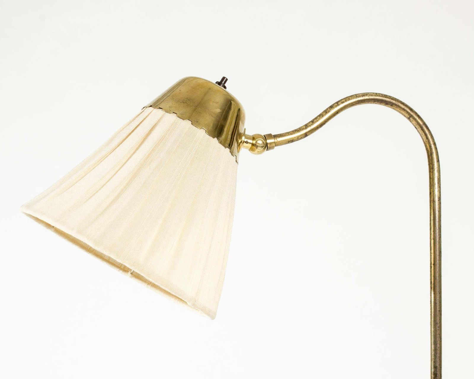 Lampadaire mid-century modern en laiton, Böhlmarks, Suède, années 1940 photo vinterior