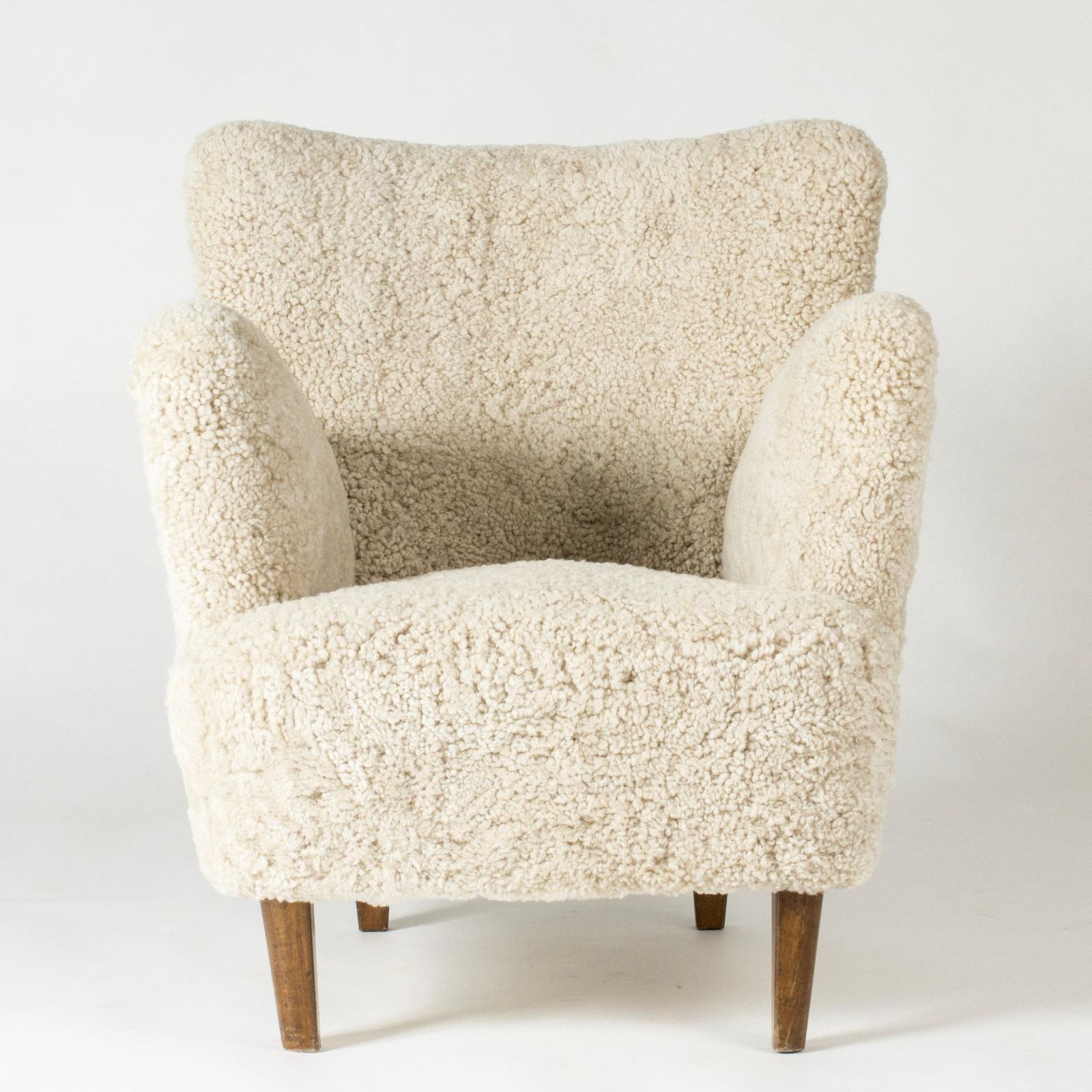 Fauteuils lounge mid-century modern en peau de mouton, Suède, années 1940 photo Mobilier