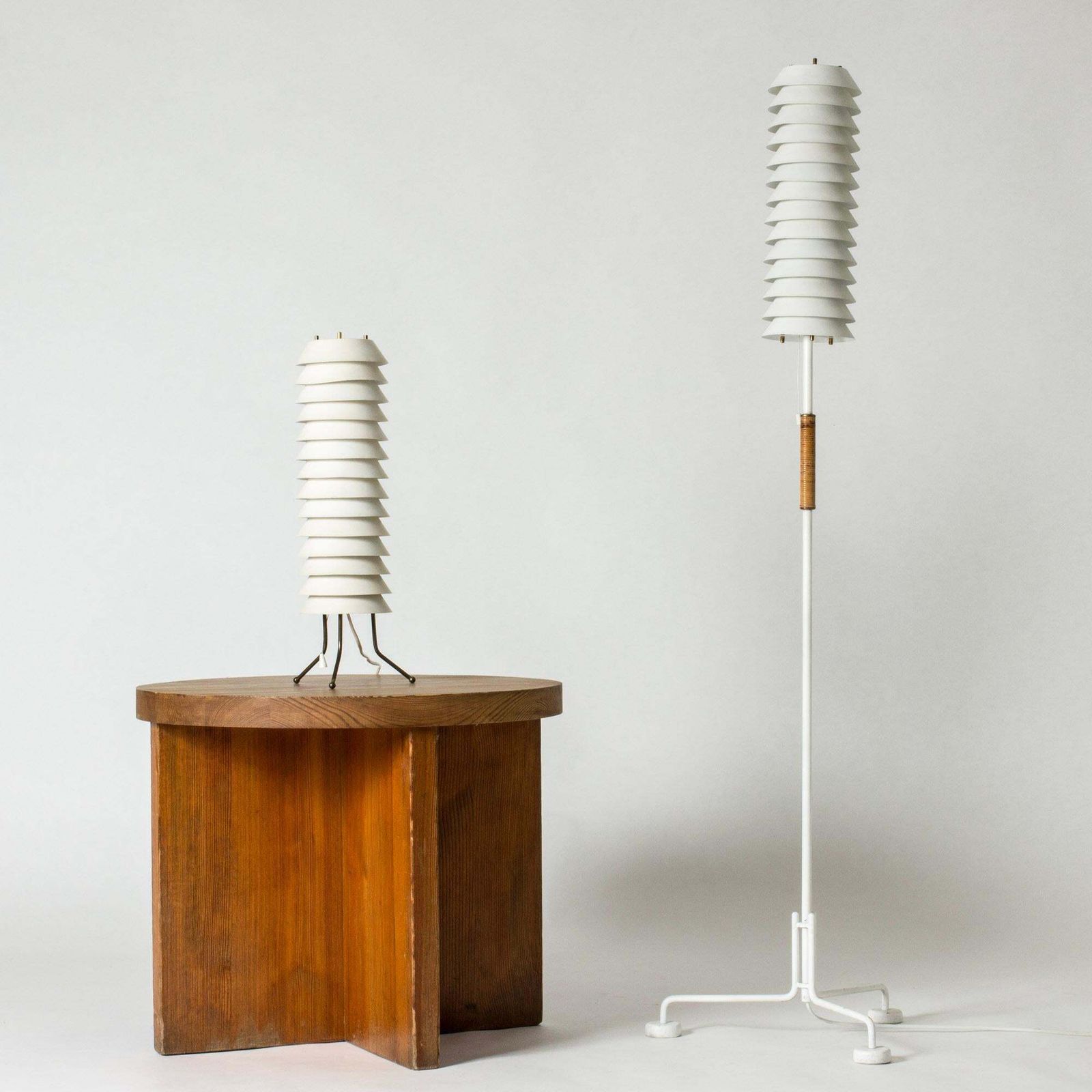 photo furniture Modernistische vloerlamp "Maija The Bee", Ilmari Tapiovaara, Finland, jaren 1950