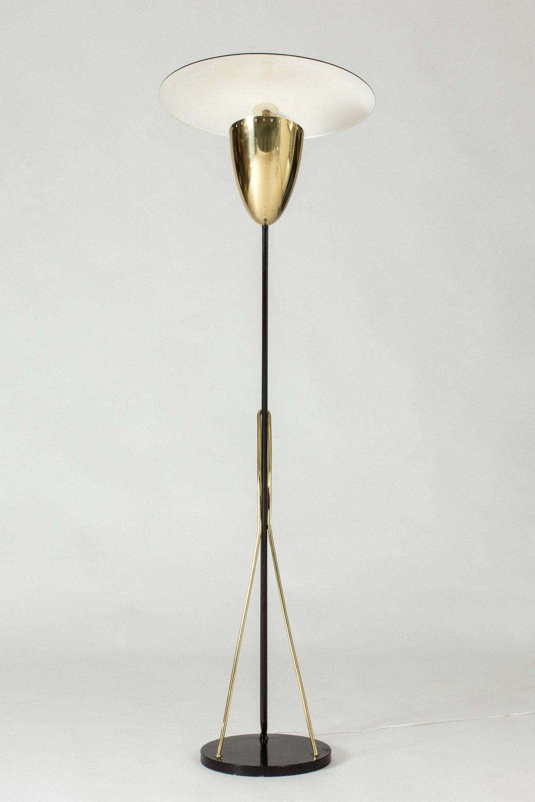 Gelakt metalen vloerlamp met messing details van Svend Aage Holm Sørensen, Denemarken photo for sale