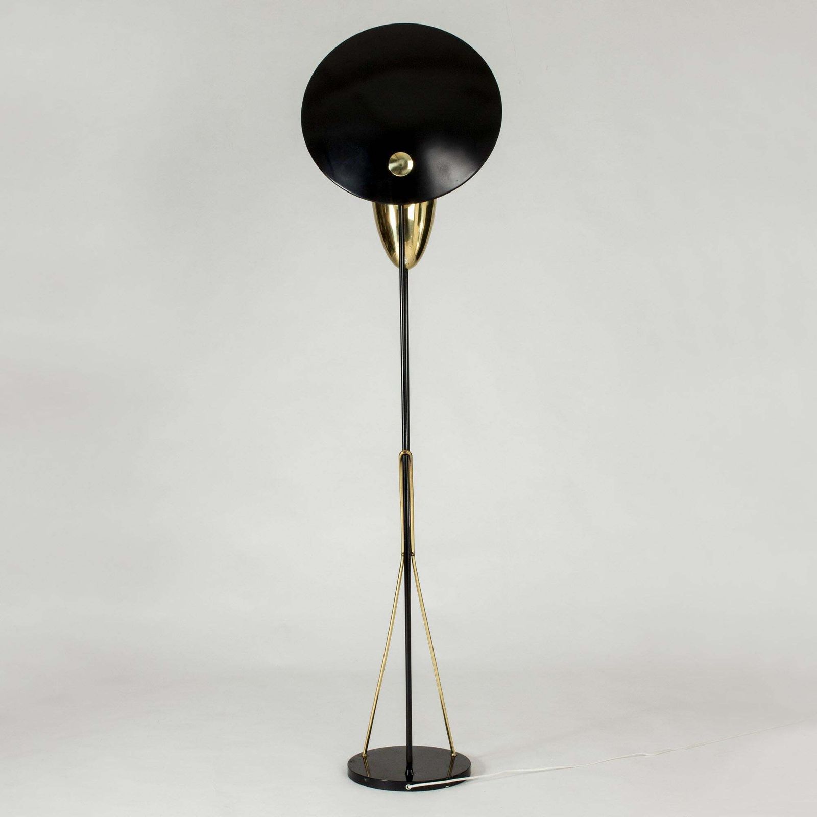 Lampadaire en métal laqué et laiton, par Svend Aage Holm Sørensen, Danemark photo 10385.0