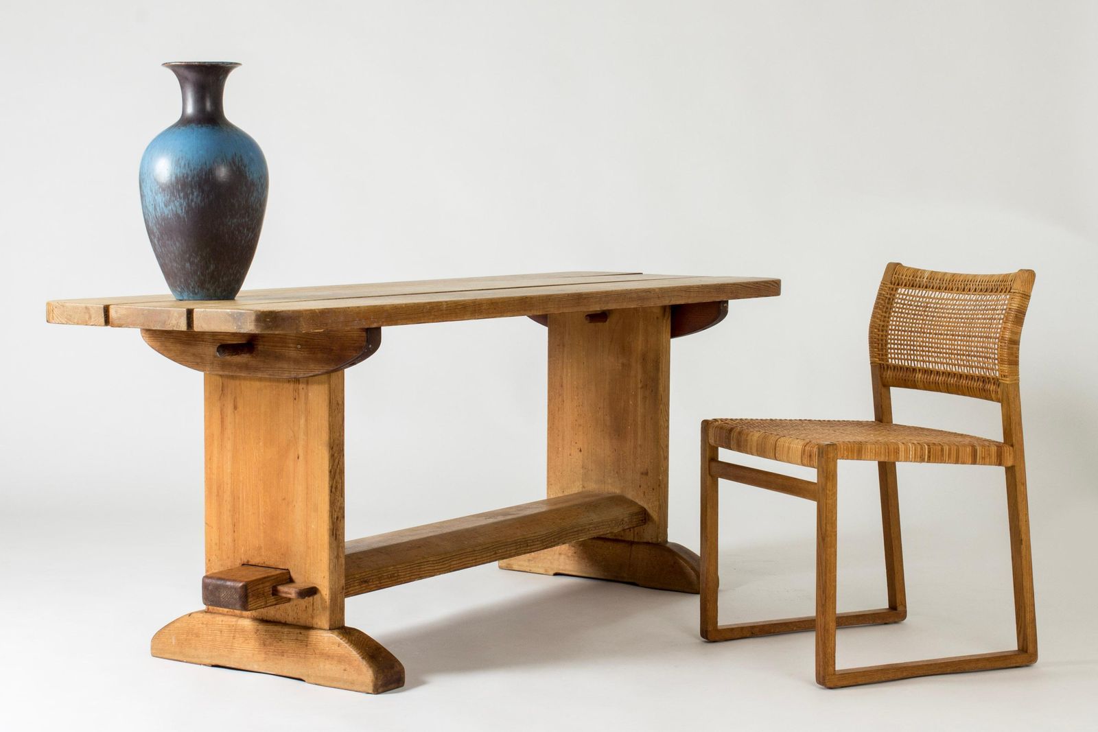 photo furniture Table à manger scandinave moderne « Skoga », Axel Einar Hjorth, Nk, Suède, années 1930