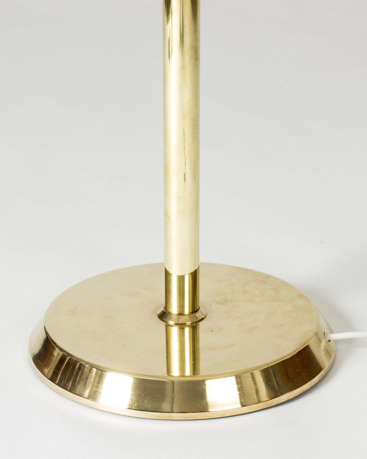 Lampadaire Swedish Grace, laiton et verre, Orrefors, Suède, années 1940 photo vintage