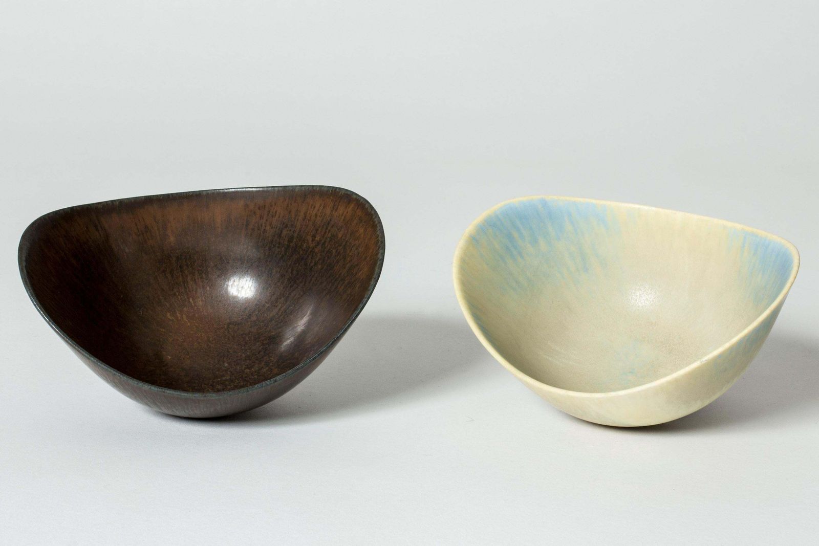 Paar stoneware schalen van Gunnar Nylund, Rörstrand, jaren 1950 photo vinterior
