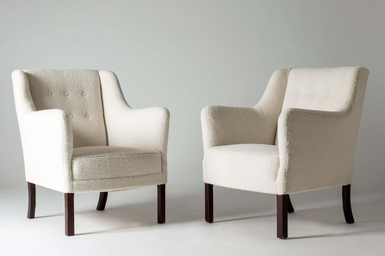 Paire de fauteuils de salon par Einar Larsen photo for sale