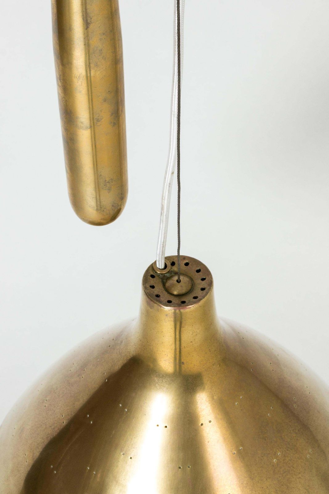 Lampe à suspension mid-century en laiton, par Paavo Tynell pour Taito Oy, Finlande, années 1950 photo vinterior