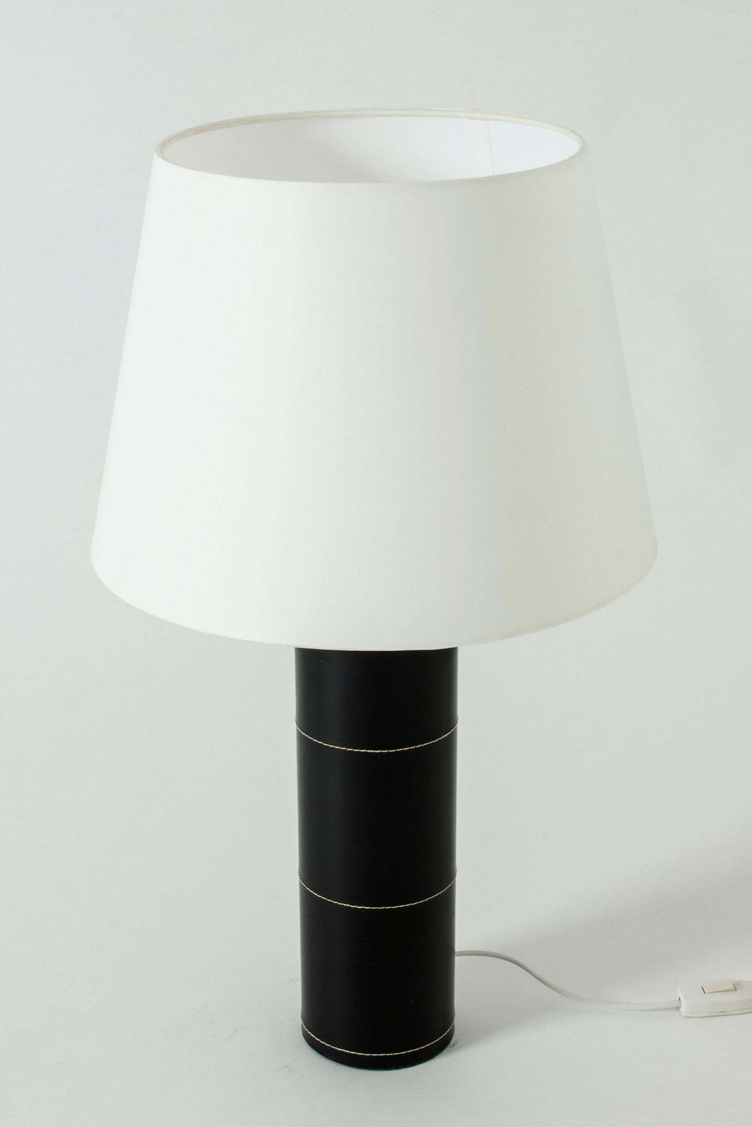 Lampe de table mid-century en cuir noir, Bergboms photo for sale
