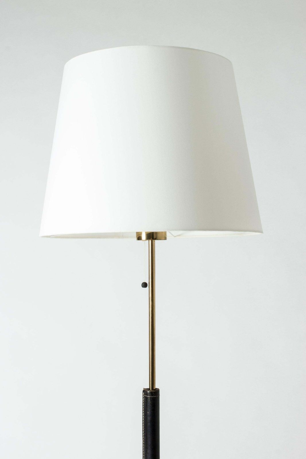 Lampadaire mid-century modern Bergboms en cuir et laiton, années 1950 photo Luminaires