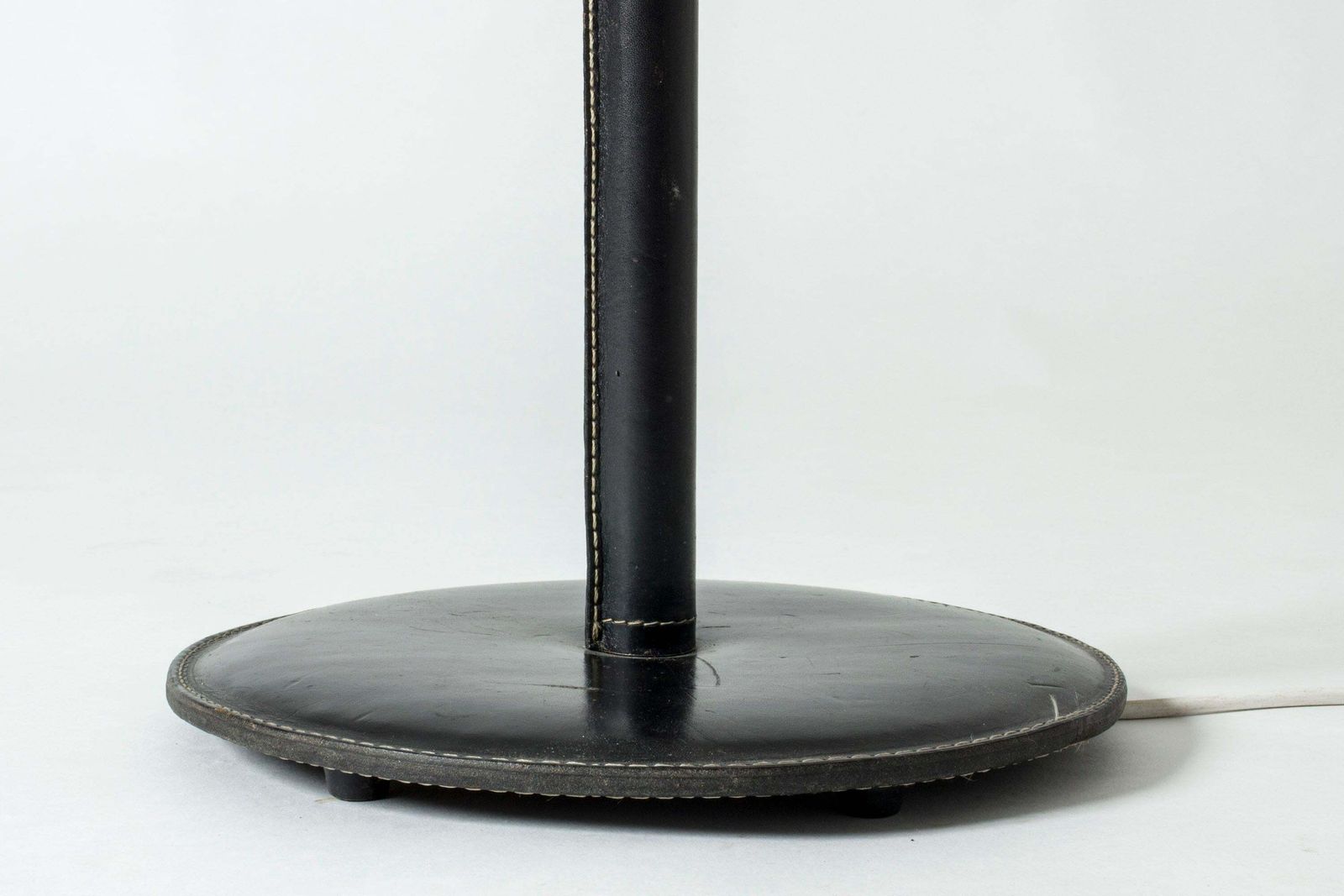 photo furniture Lampadaire mid-century modern Bergboms en cuir et laiton, années 1950