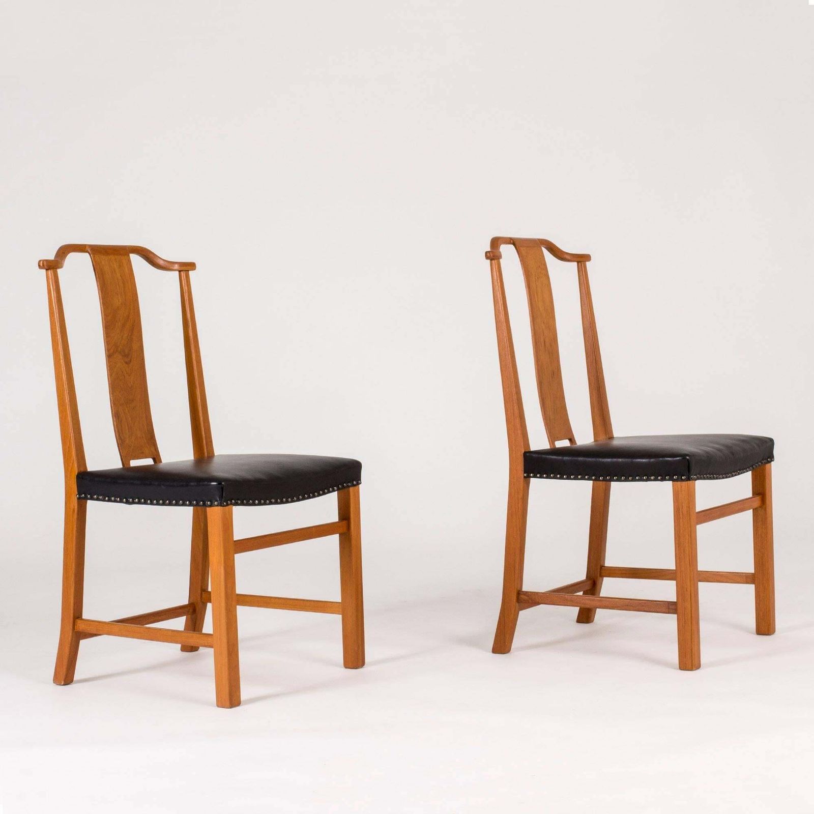 Set van 12 Axel Larsson eetkamerstoelen, gebeitst iepenhout en leer, jaren 1940 photo Meubels