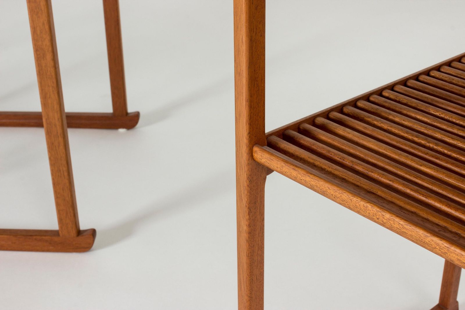3230.0 Table gigogne Teak « Sladen » « The Sled » par Carl Malmsten, Suède photo
