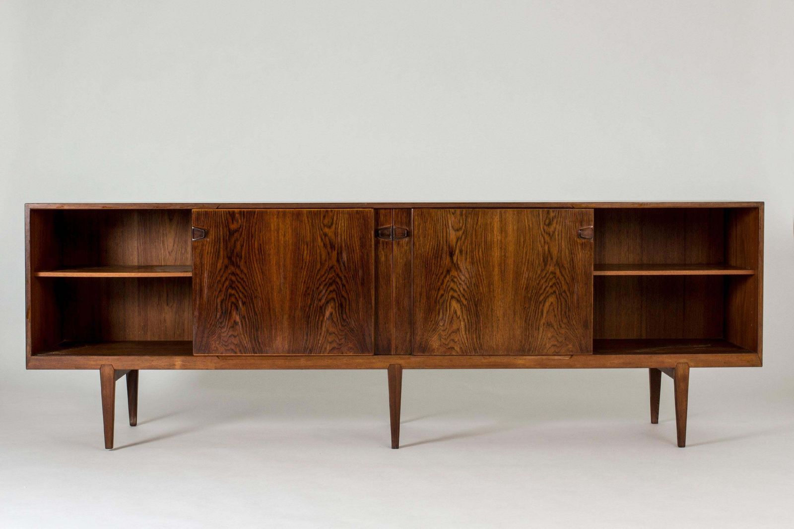 Buffet en palissandre par Henry Rosengren Hansen pour Brande Møbelindustri, Danemark. photo Mobilier