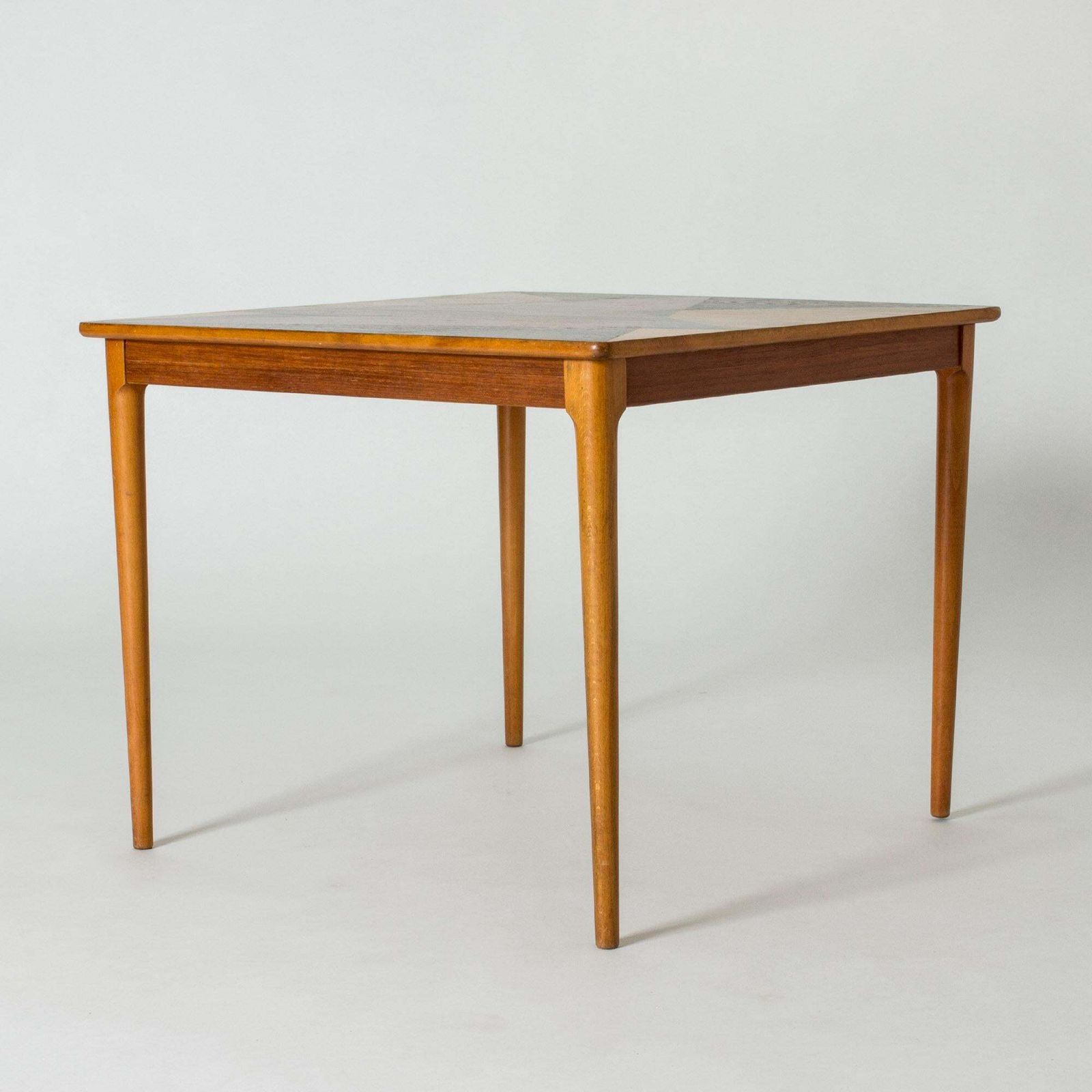 Table d'appoint suédoise mid-century en teck avec incrustation de bois, années 1950 photo Mobilier