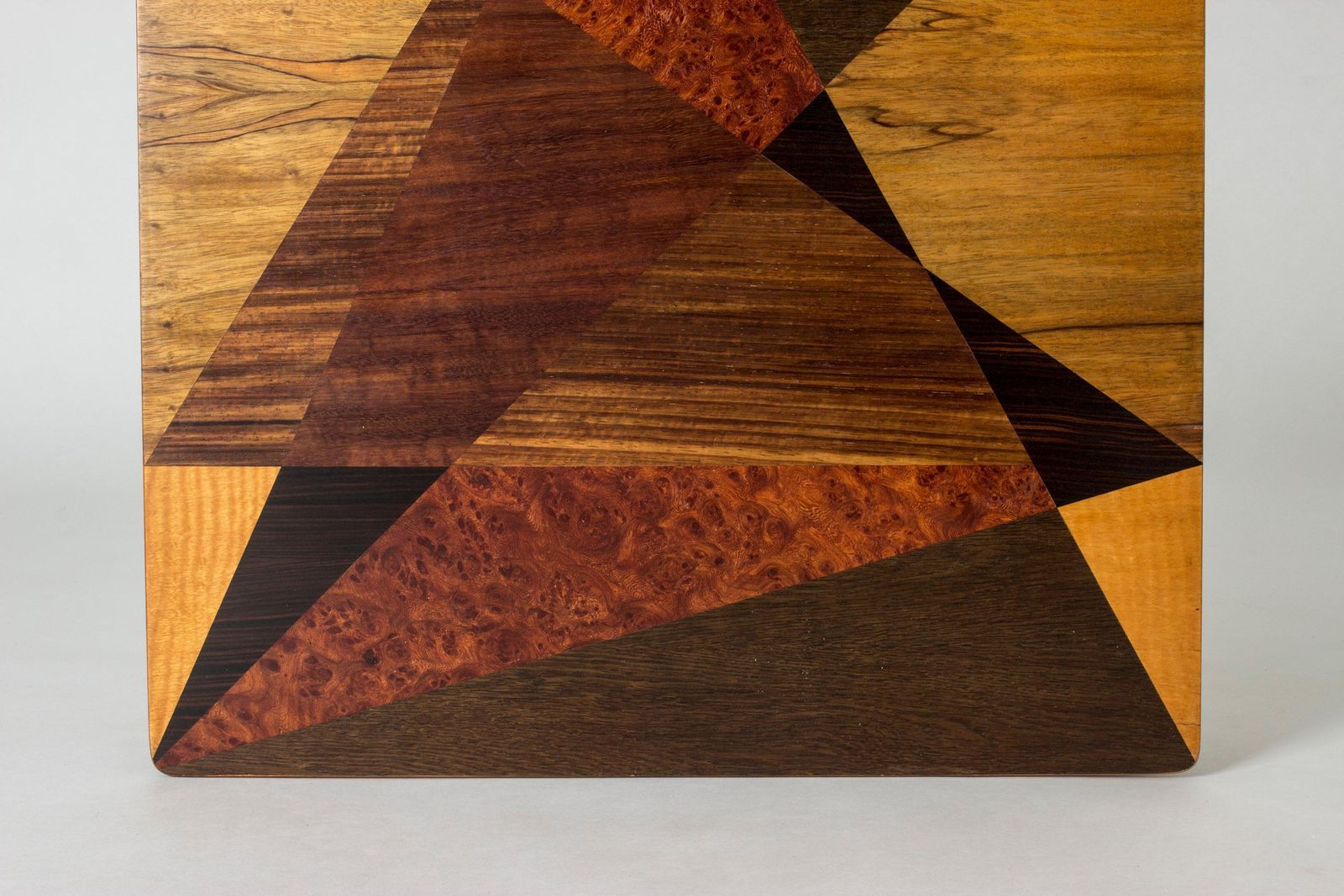 Table d'appoint suédoise mid-century en teck avec incrustation de bois, années 1950 photo vintage