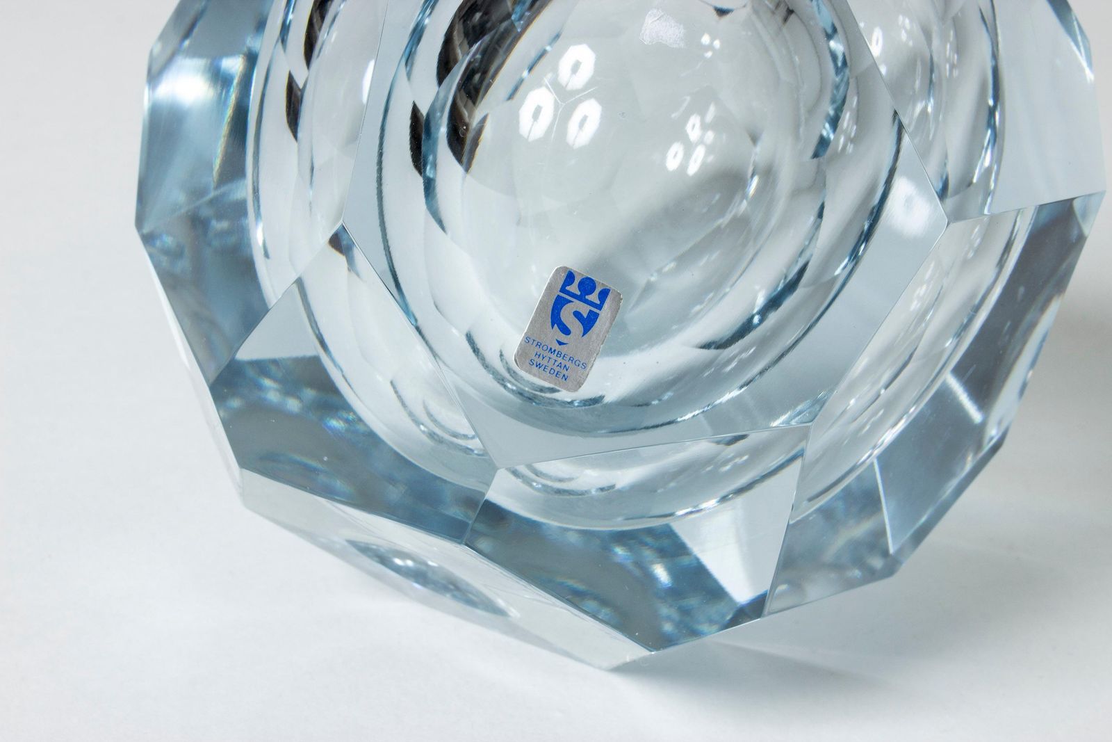 Vase en cristal par Asta Strömberg photo vinterior