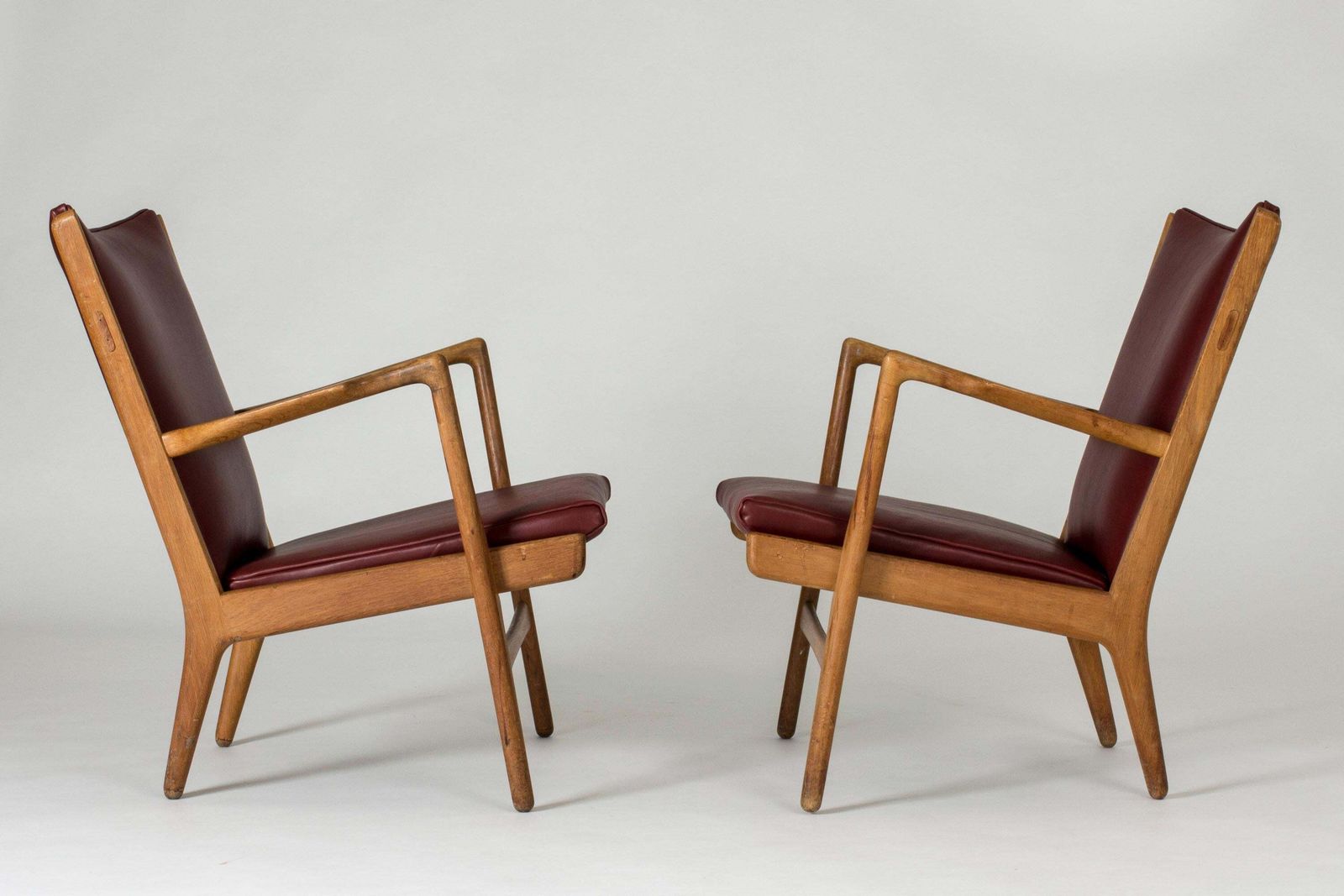 Ap 16 Lounge Chairs van Hans J. Wegner, eik en oxblood leer, jaren 1960 photo for sale