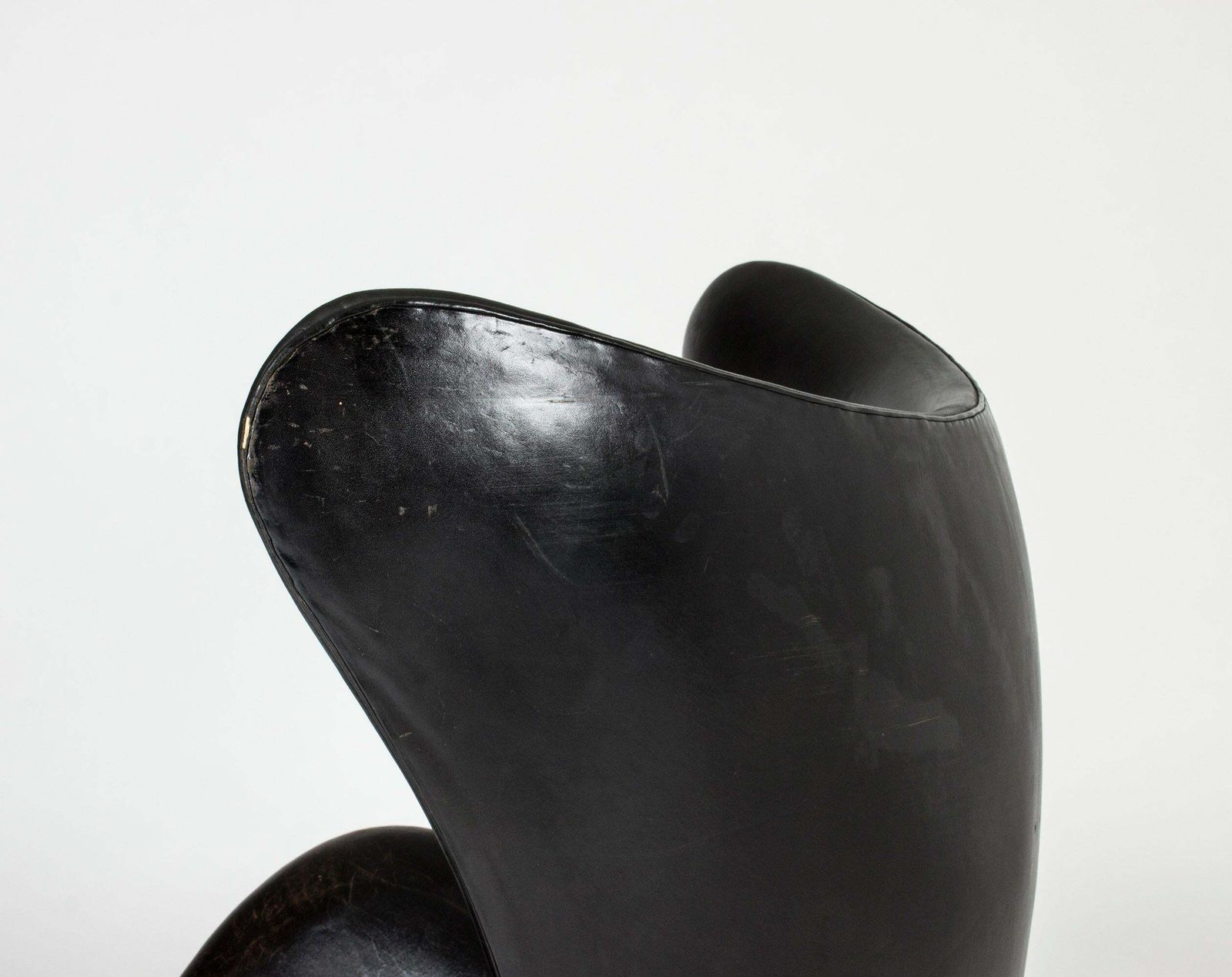Fauteuil Egg Arne Jacobsen en cuir noir, design scandinave photo vinterior