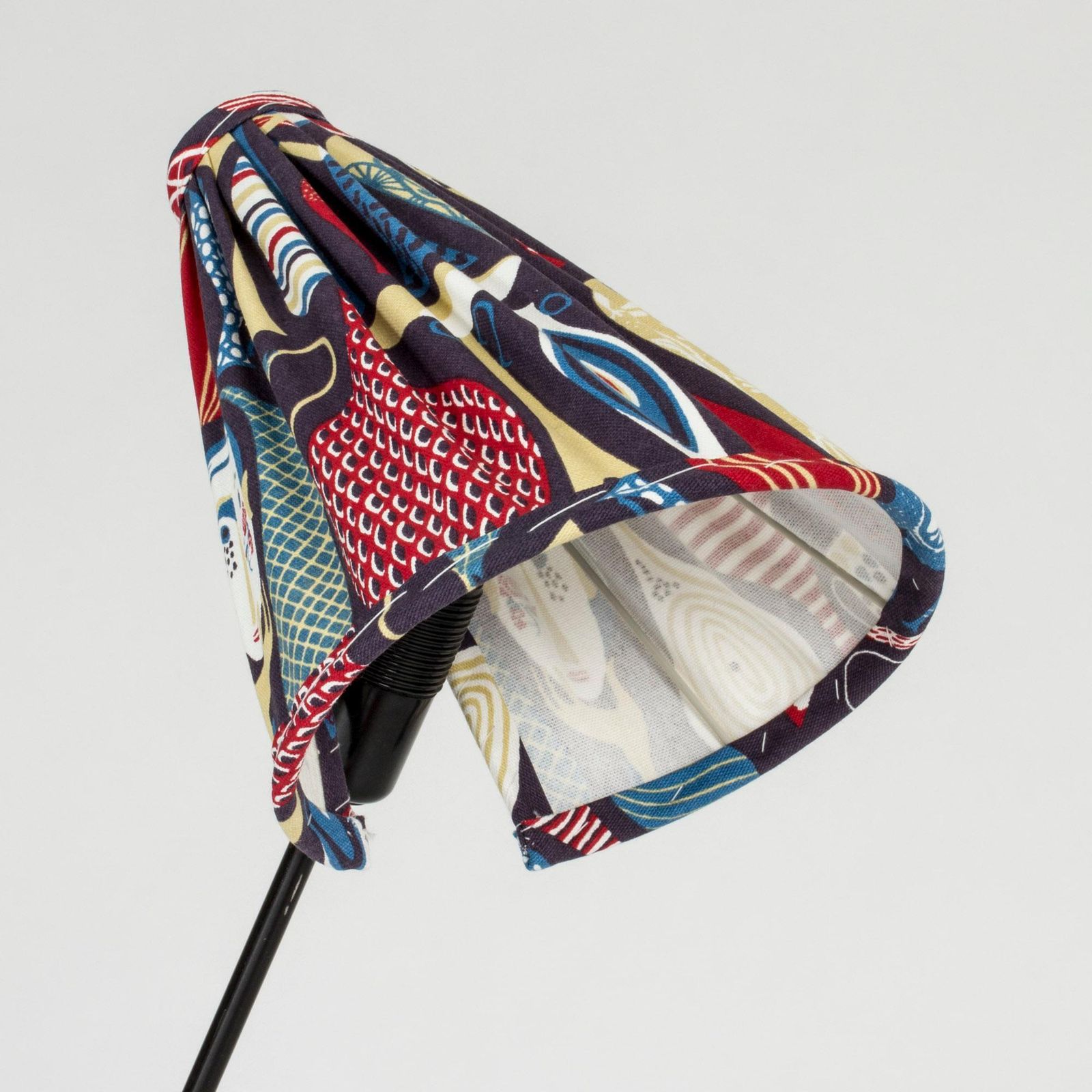 Lampadaire Giraffe en métal laqué noir et tissu, par Hans Bergström, années 1950 photo vintage