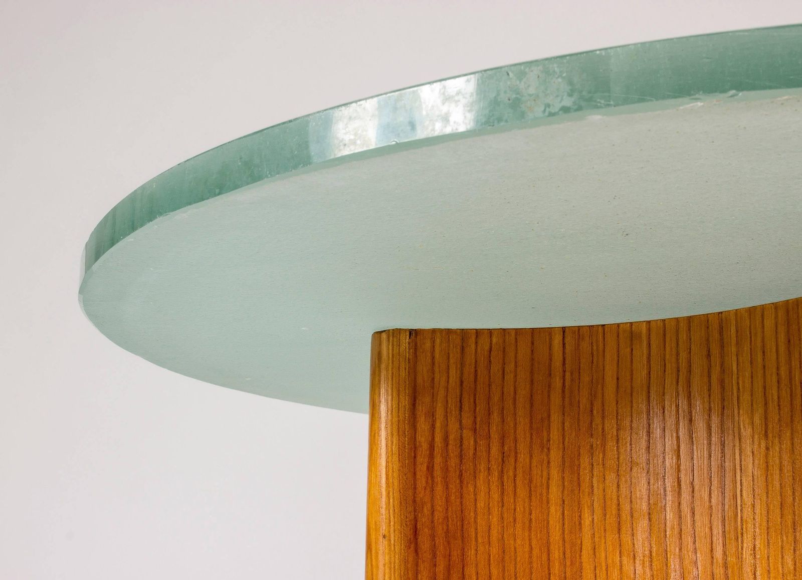 Table basse suédoise, années 1940, plateau en verre dépoli et pied central en bois photo 1622.0