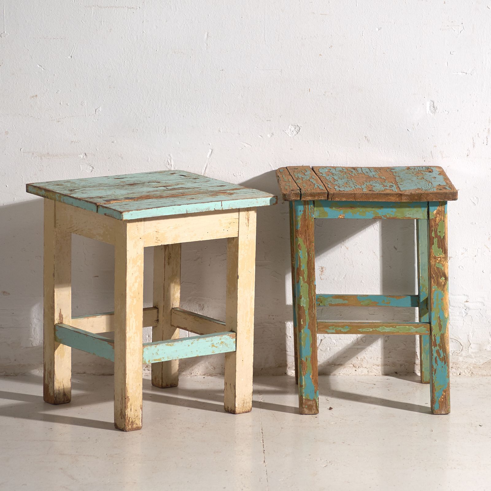 Tables de chevet d'époque en bois de pin, Europe centrale, vers 1940 #4