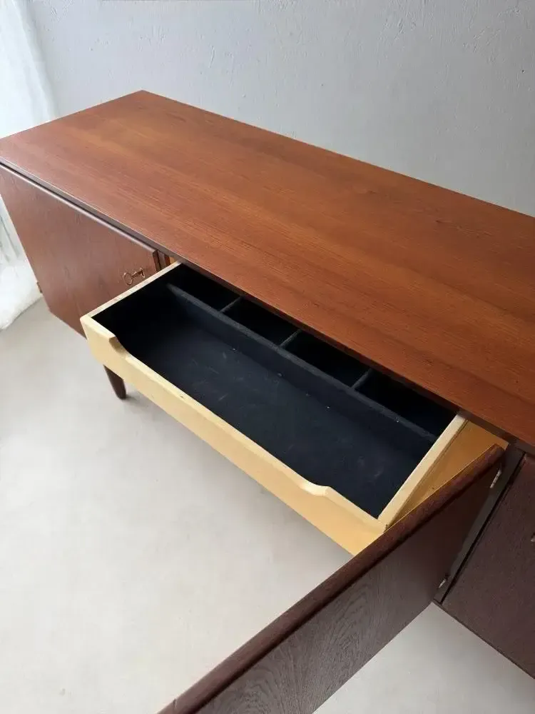 photo vinterior Deens teakhouten dressoir, jaren 1960