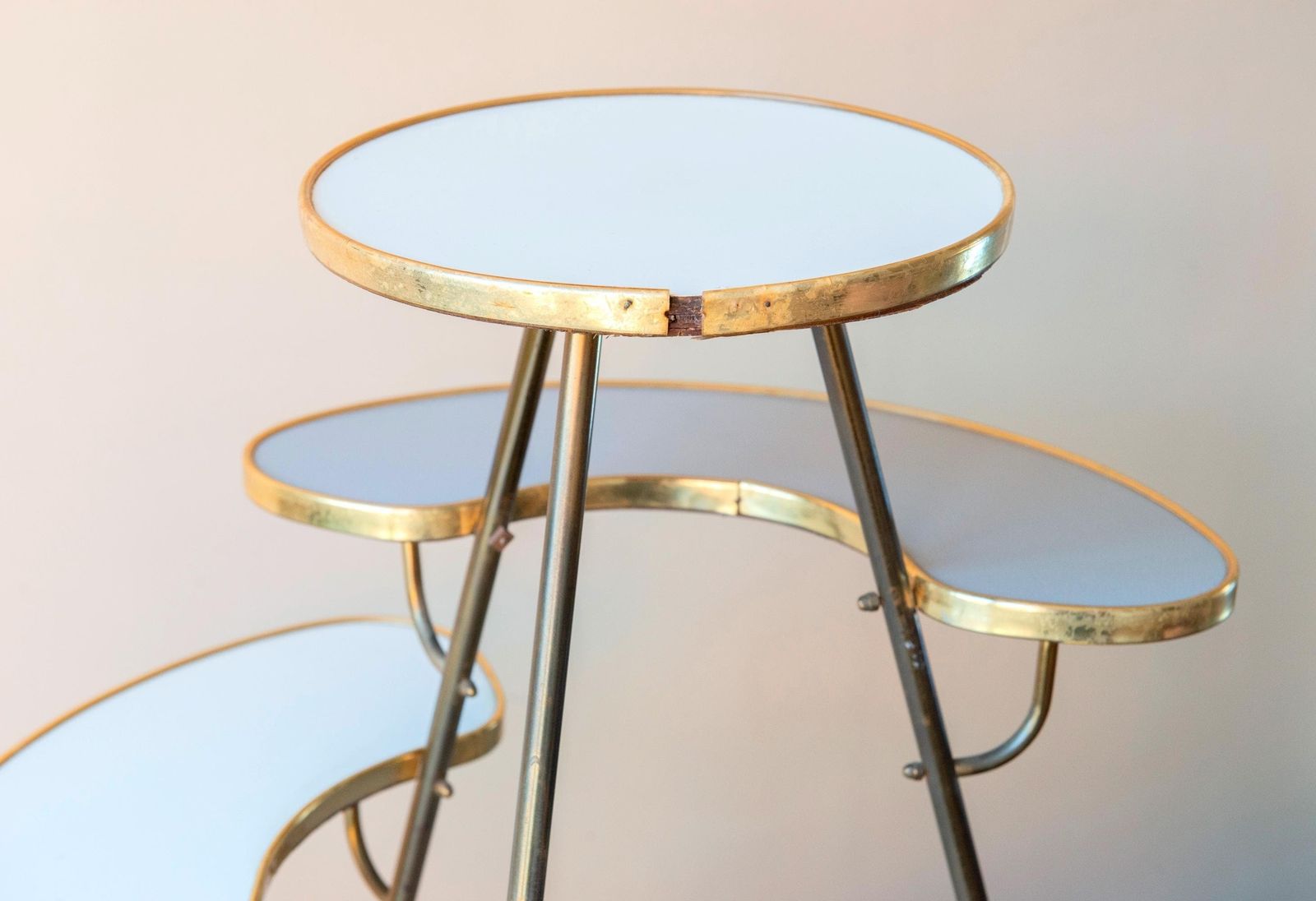 photo furniture Vintage plantentafel met niveaus | Messing mid-century tafel | Organische vorm bloemenstandaard, jaren 1960