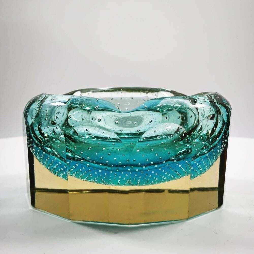 Jaren 1960 veelzijdig asbak of opvangschaal in Murano-glas met luchtbellen. Gemaakt in Murano, Italië photo Woonaccessoires