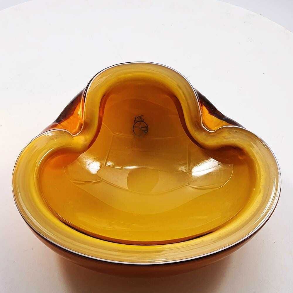 Zeldzame asbak uit de jaren 1950, ontworpen door Alfredo Barbini, handgemaakt Murano-glas, geproduceerd door de historische fabriek Vecchia Murano V.M. 17 cm / 6,69 inch photo furniture