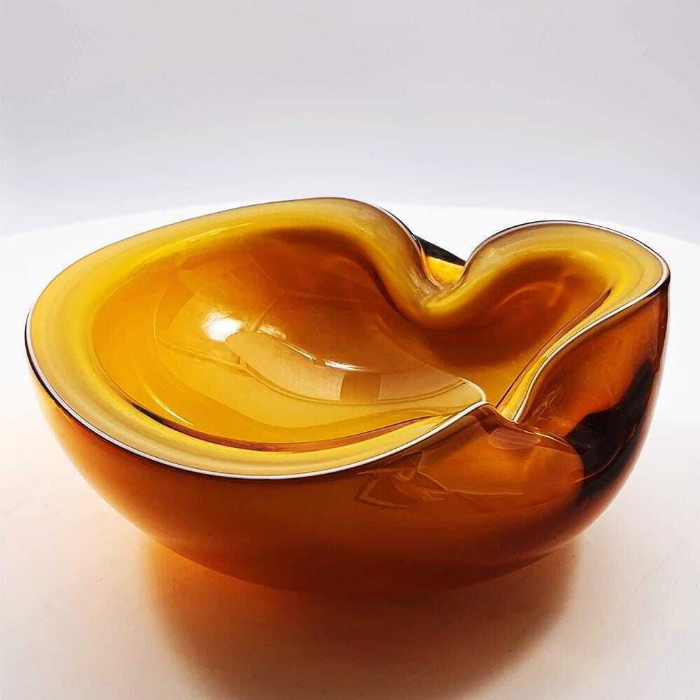 Woonaccessoires Zeldzame asbak uit de jaren 1950, ontworpen door Alfredo Barbini, handgemaakt Murano-glas, geproduceerd door de historische fabriek Vecchia Murano V.M. 17 cm / 6,69 inch photo