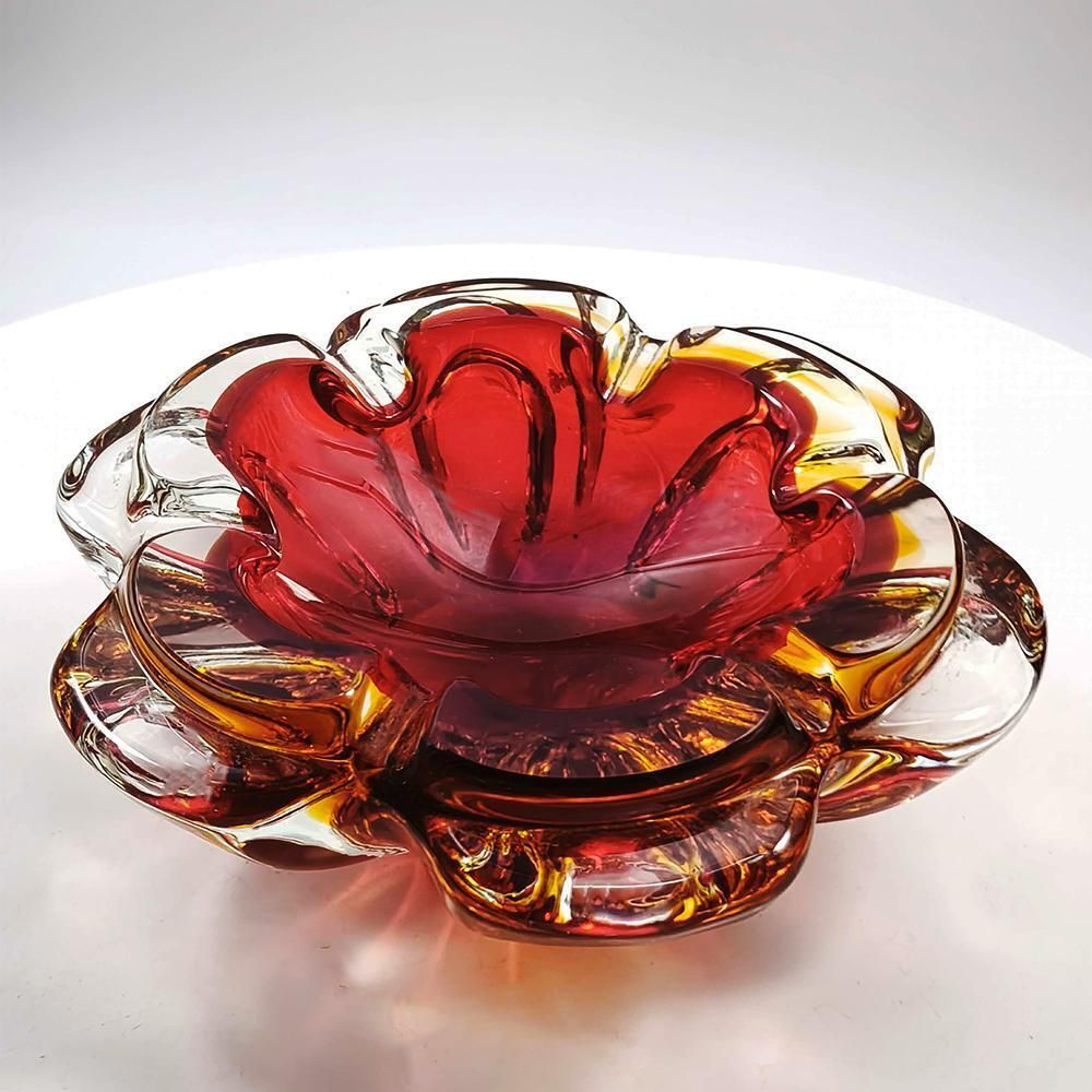 Grote asbak in Murano-glas, jaren 1960. Gemaakt in Murano, Italië. 18,5 cm / 7,28 inch